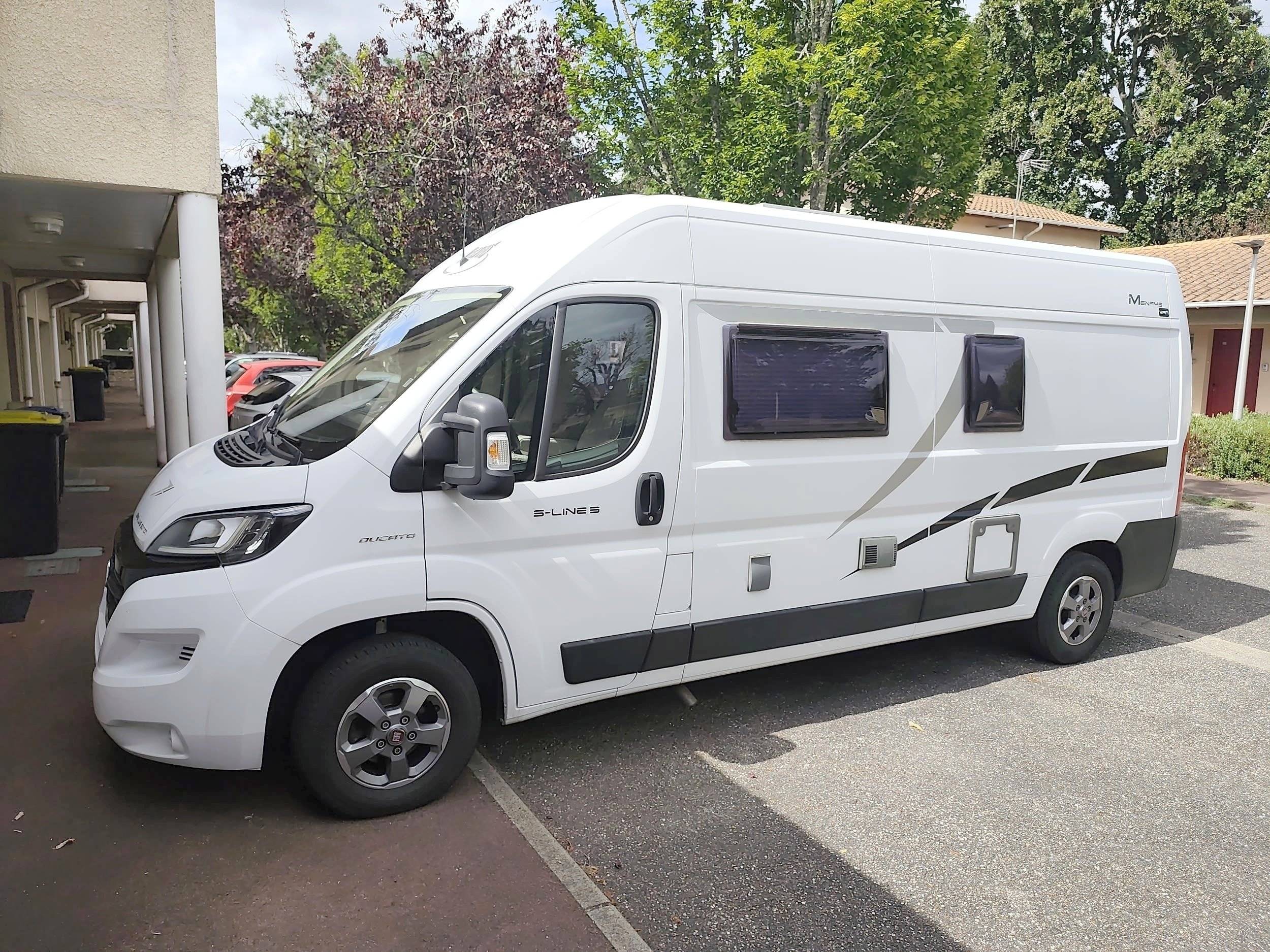 Vista del vehículo ángulo delantero Fiat Ducato 2,3 l 120 ch. - Yescapa