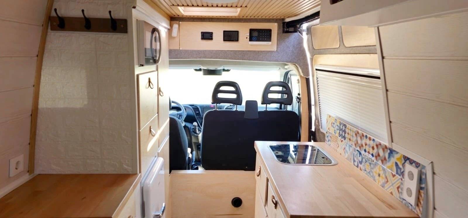 Área de jantar Iveco 35C15 - Yescapa
