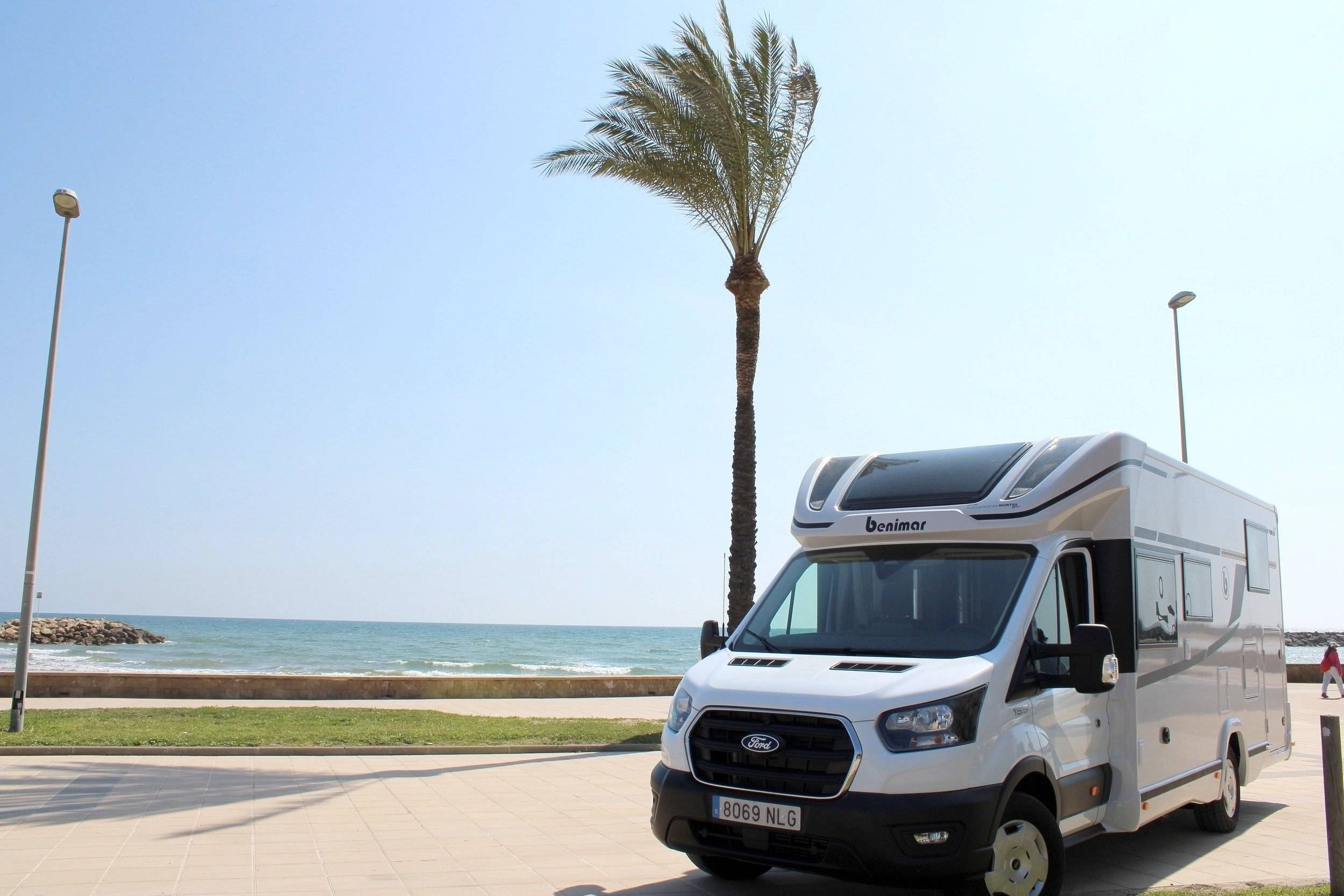 schräge Vorderansicht Ford Transit 165cv. - Yescapa