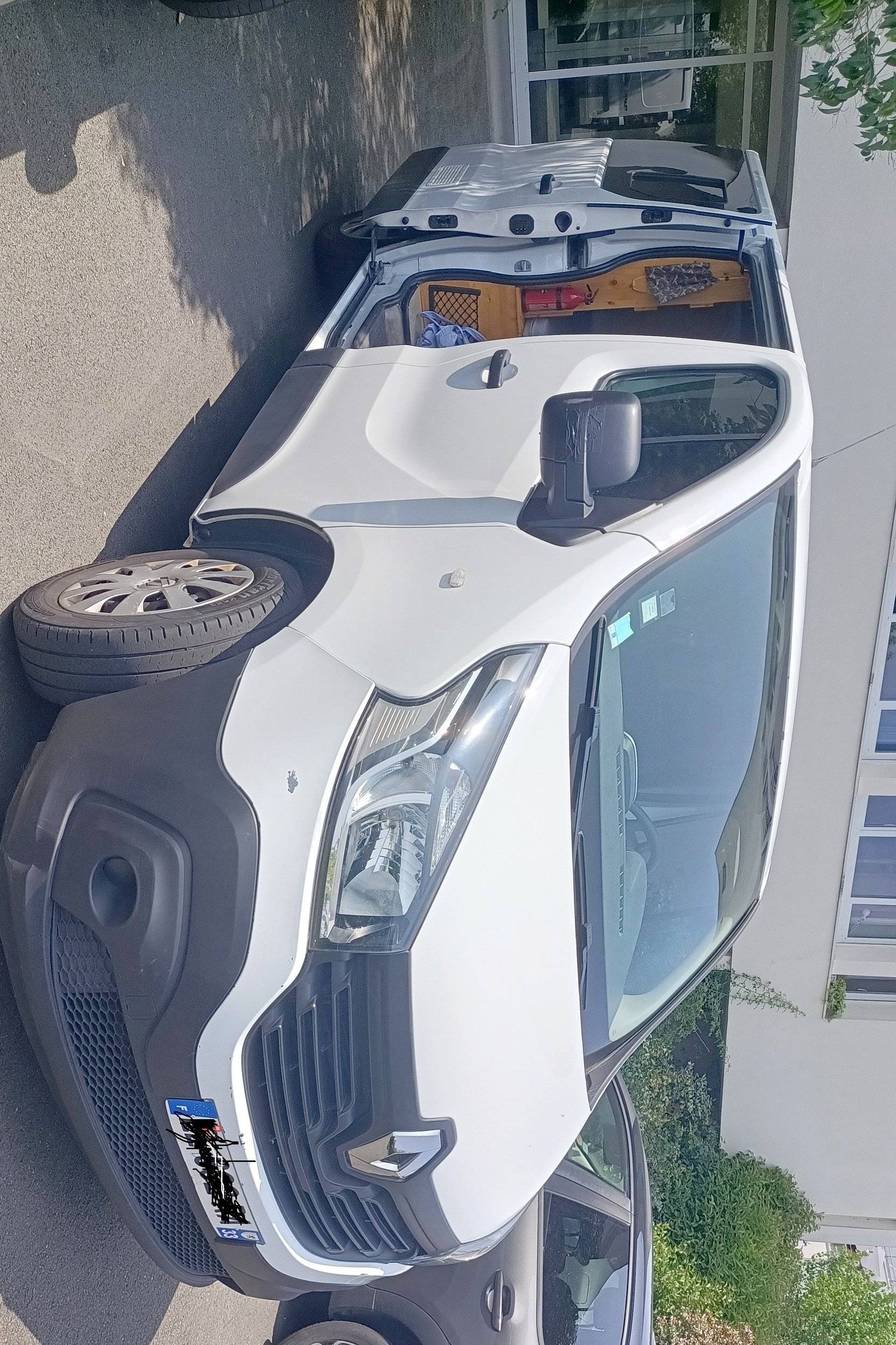 schräge Vorderansicht Renault Trafic - Yescapa