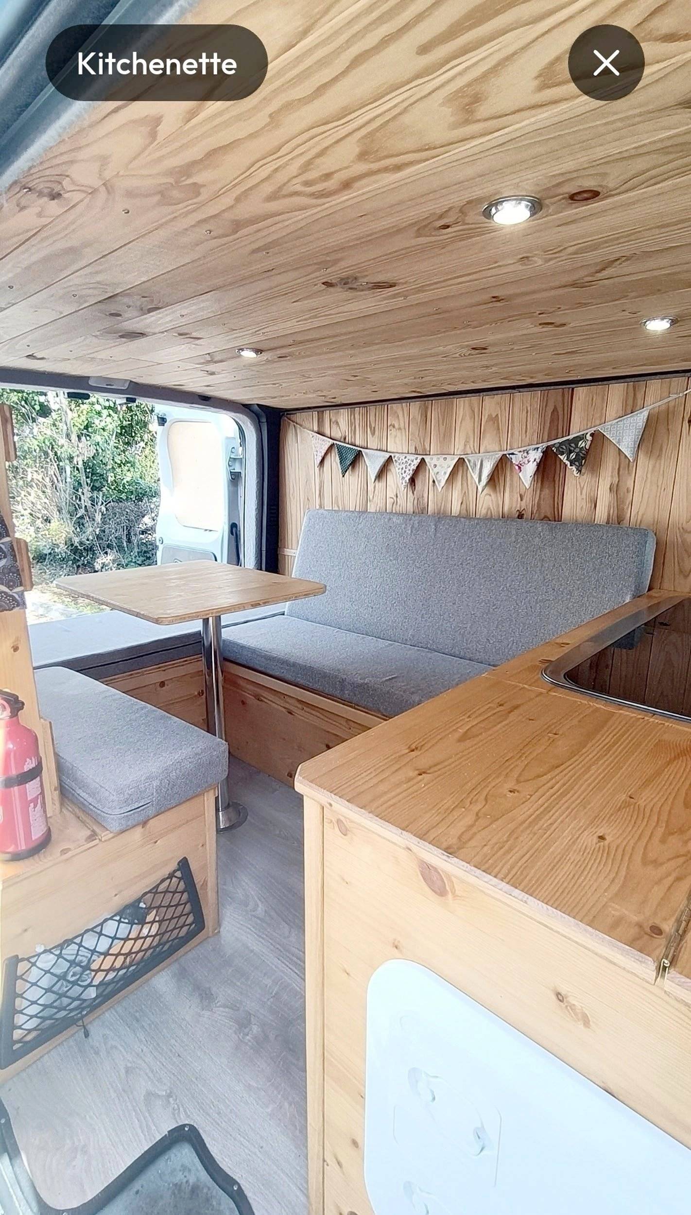 Front view from 3/4 Renault Trafic - Yescapa