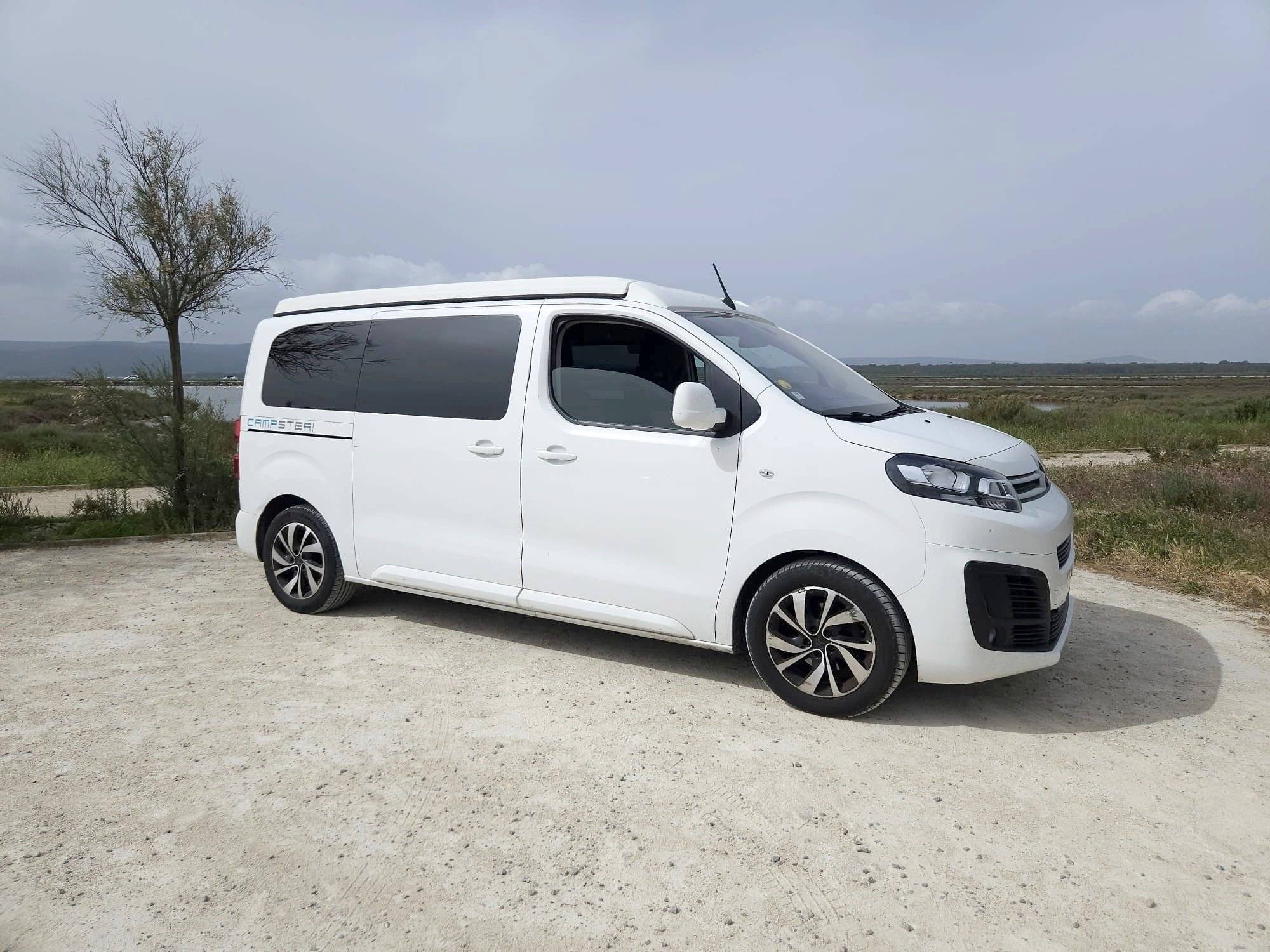 Front view from 3/4 Citroën Spacetourer - Yescapa