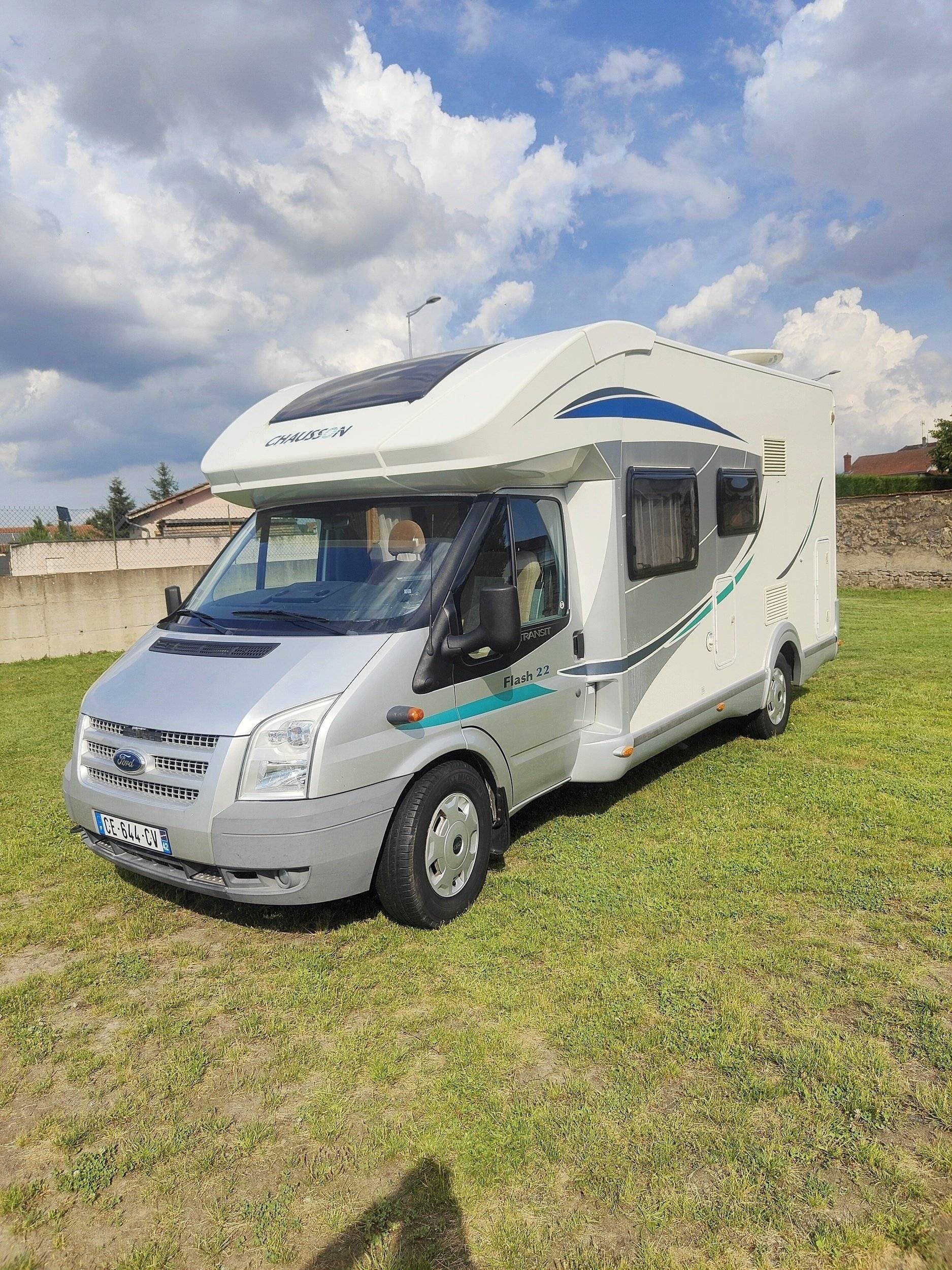 Vista del vehicle angle davanter Ford transit - Yescapa