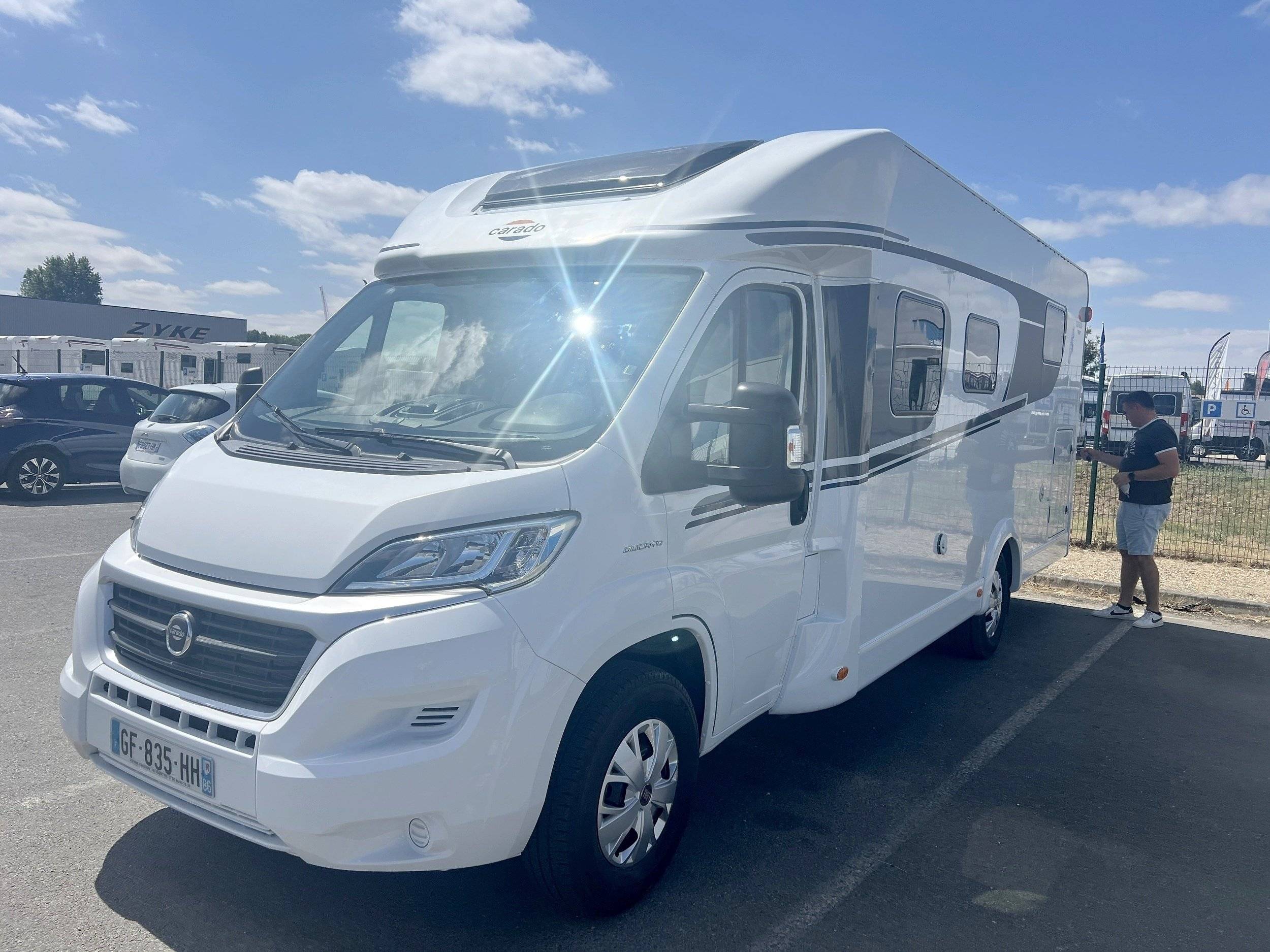 Vue avant de 3/4 Fiat Ducato 3,0 l 130 ch - Yescapa