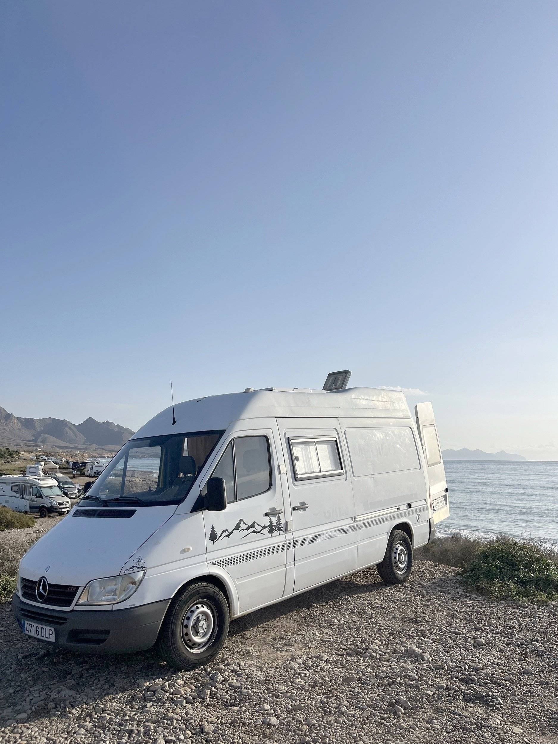 Vista del vehículo ángulo delantero Mercedes Sprinter 2,2 l CDI 130 ch - Yescapa