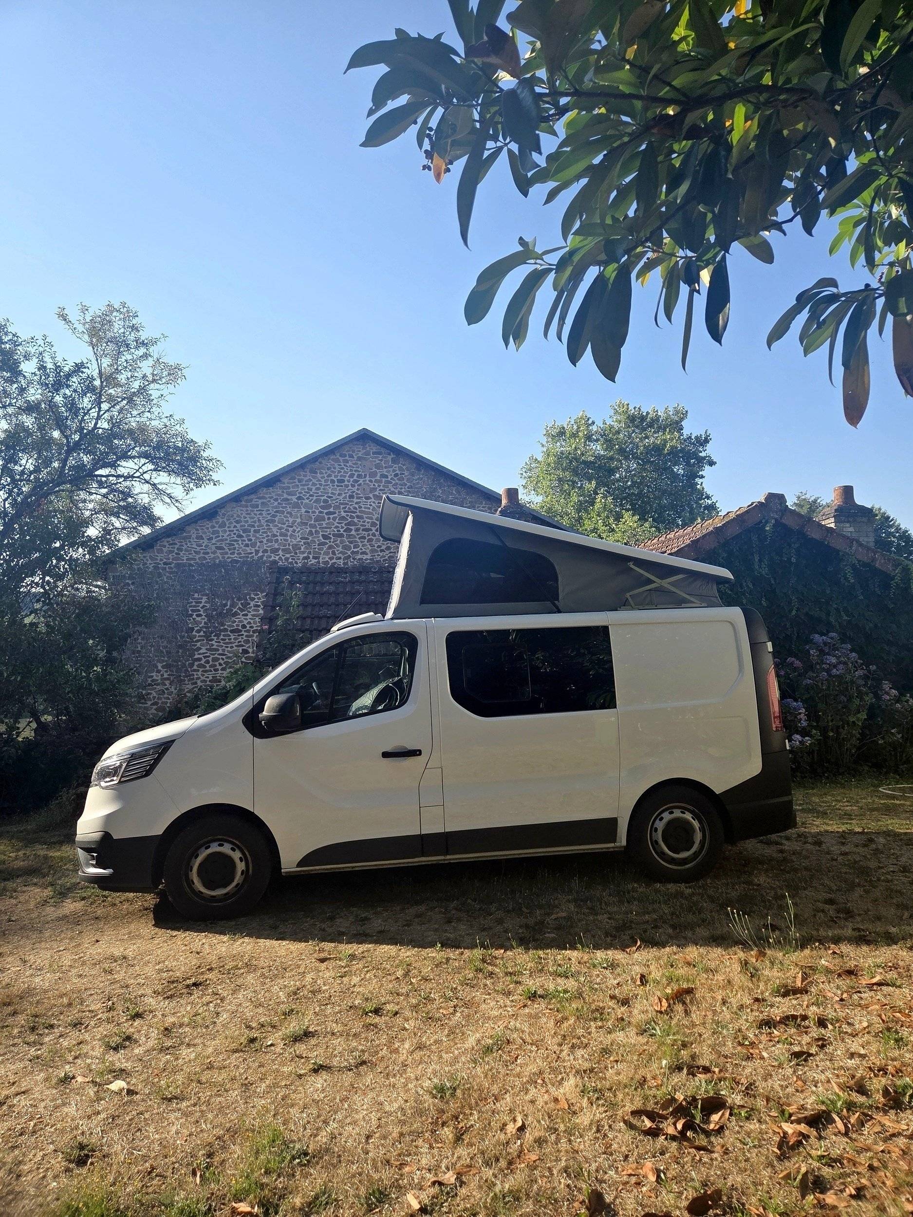 Vista frontale a ¾ Renault - Yescapa