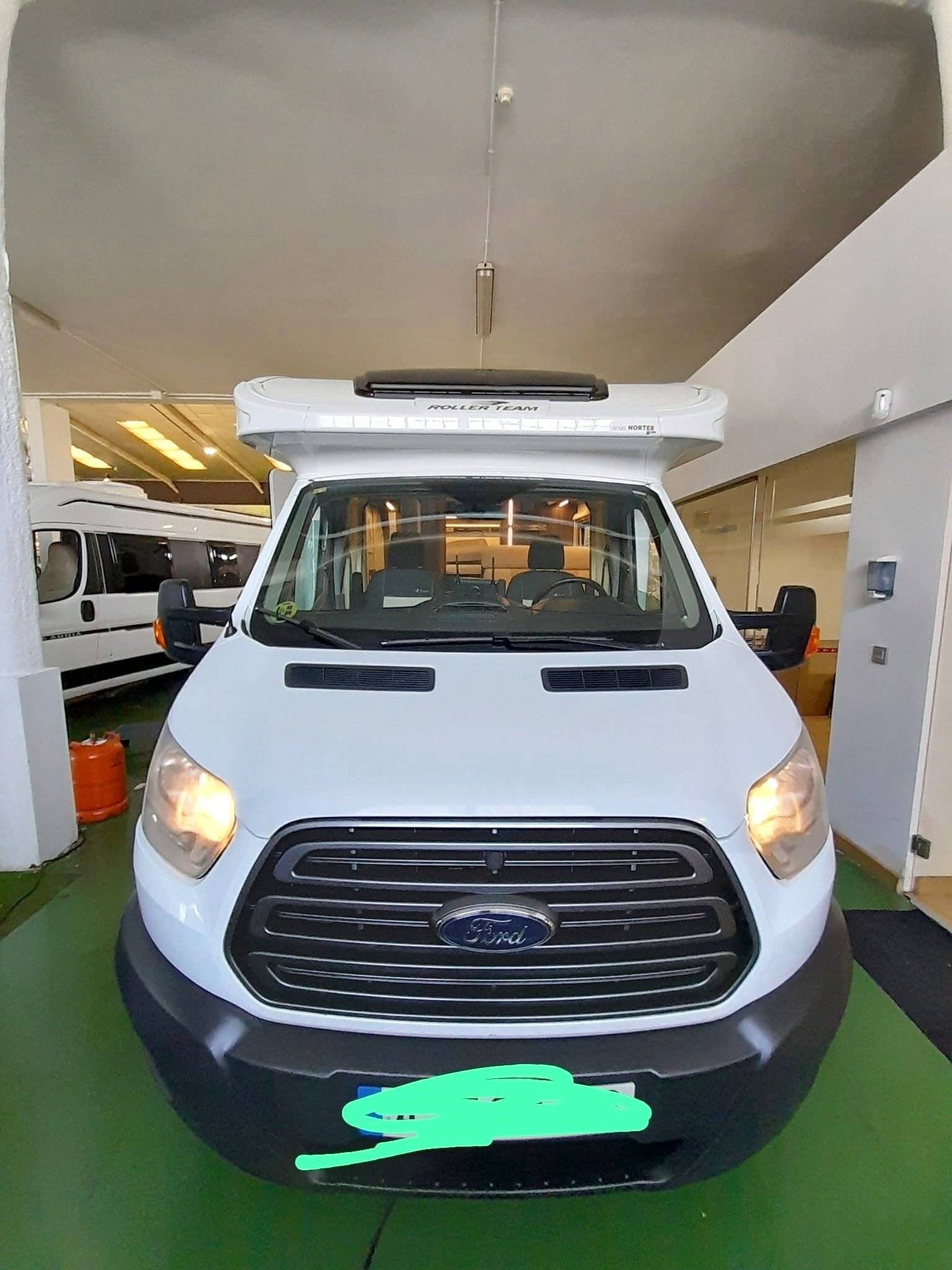 schräge Vorderansicht Ford - Yescapa