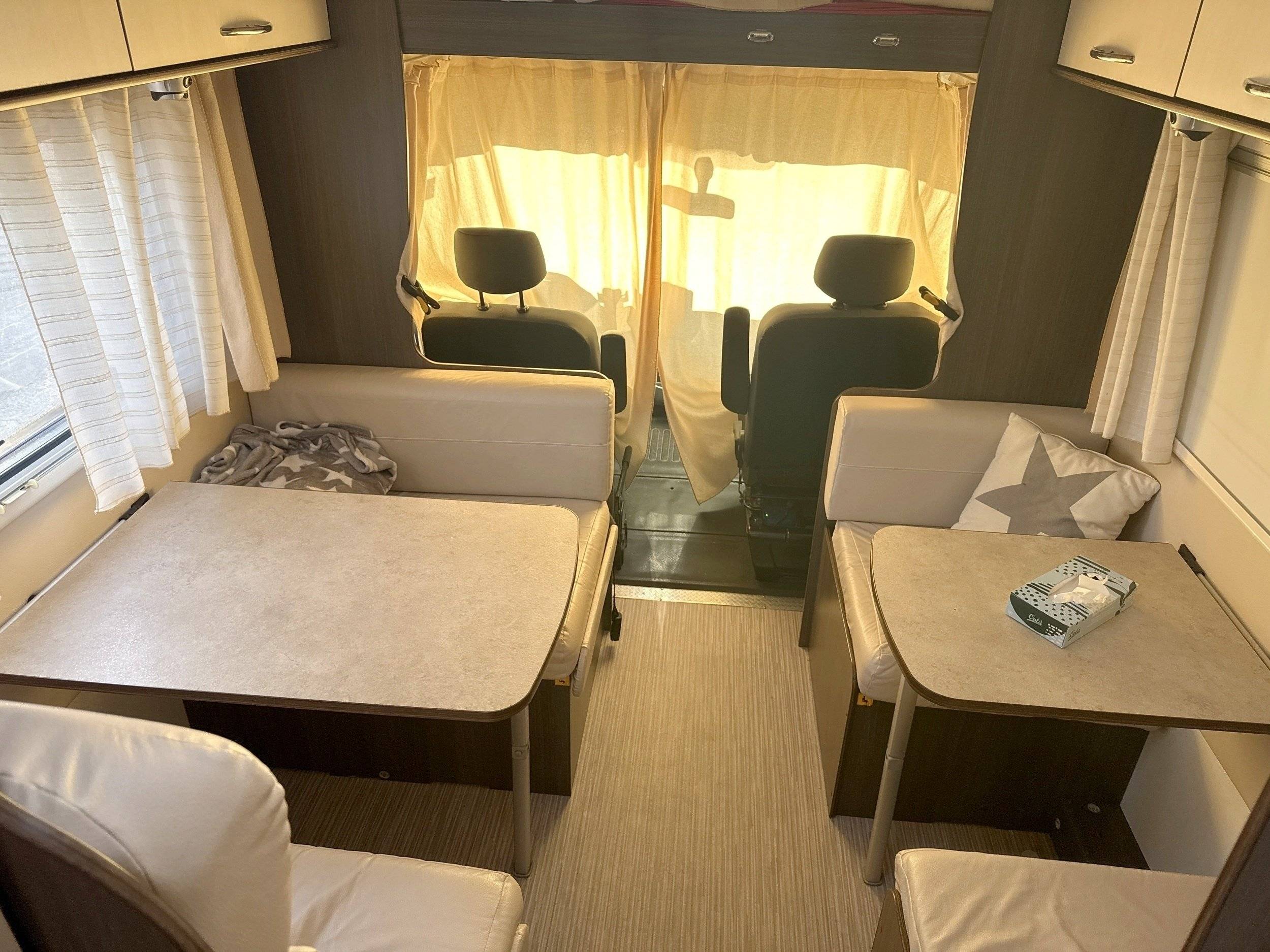 Dining Area Renault Master 2,3 l 125 ch - Yescapa