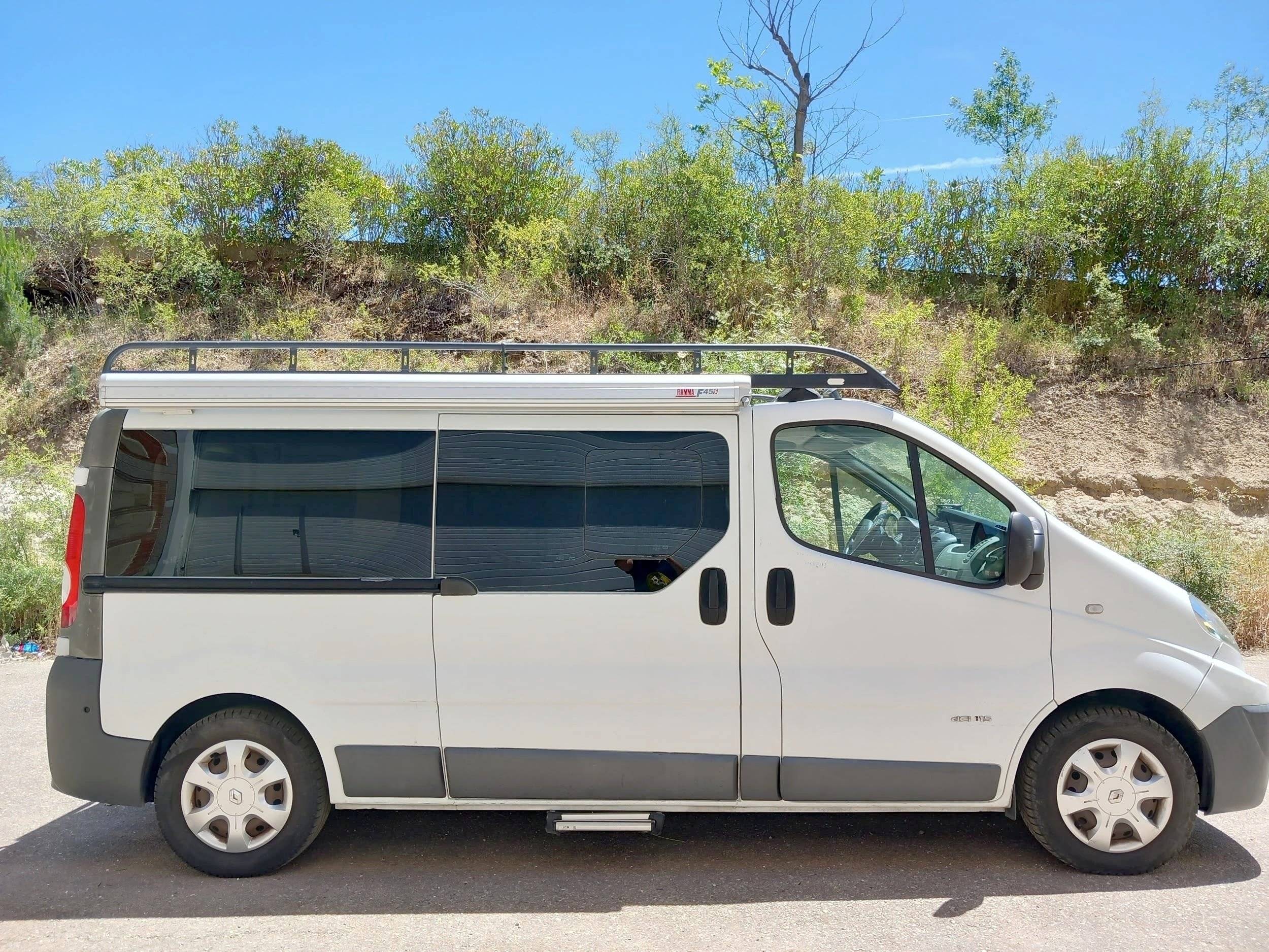 Vista del vehículo ángulo delantero Renault Renault trafic 2.0 DCI - Yescapa