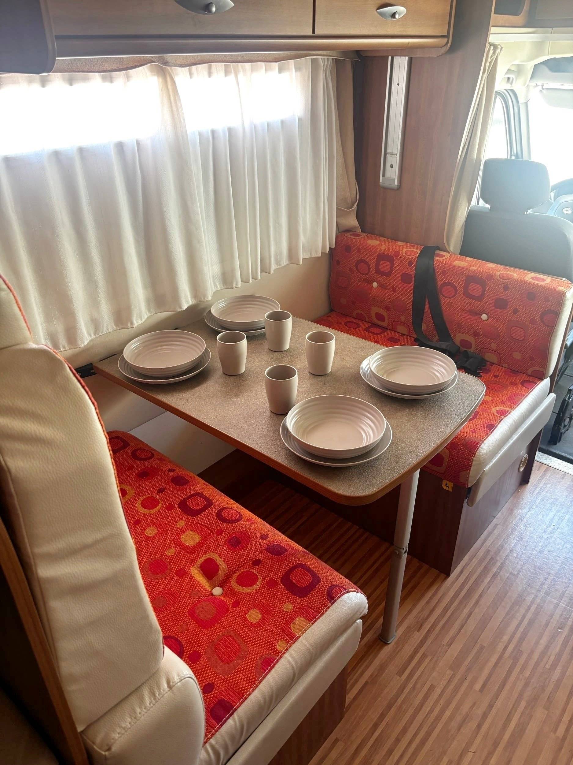Dining Area Renault XGO 69P DINAMIC - Yescapa