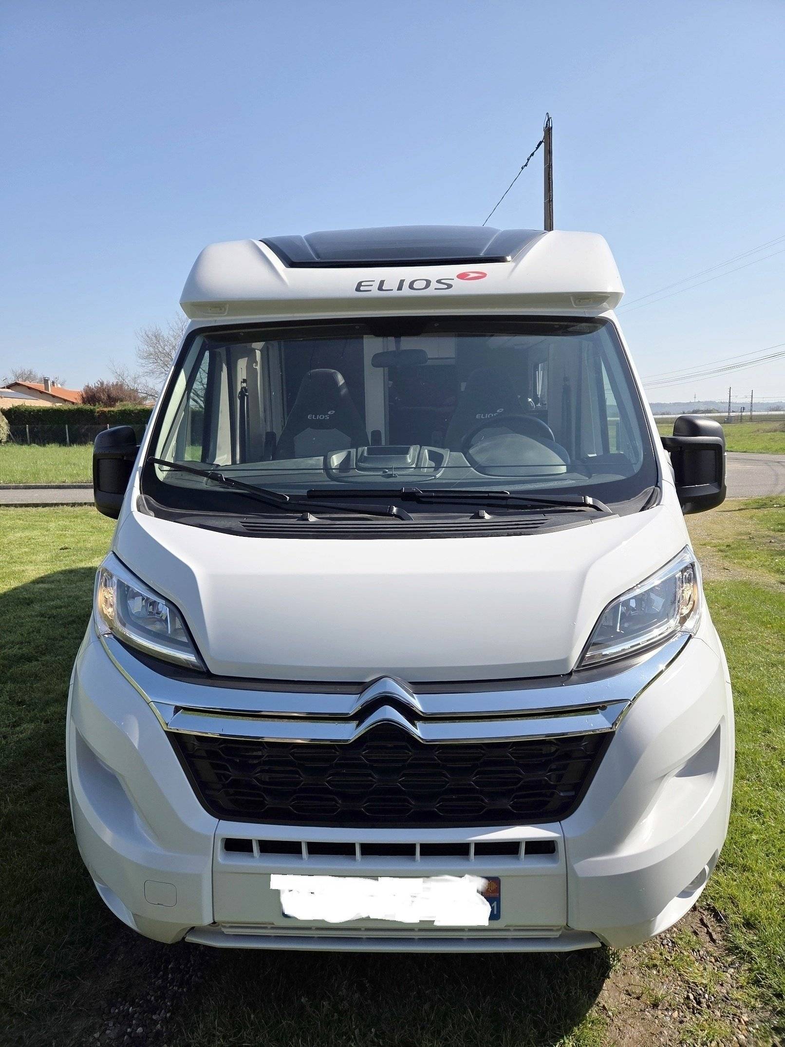 Vue avant de 3/4 Citroën 2.2L 140CV - Yescapa