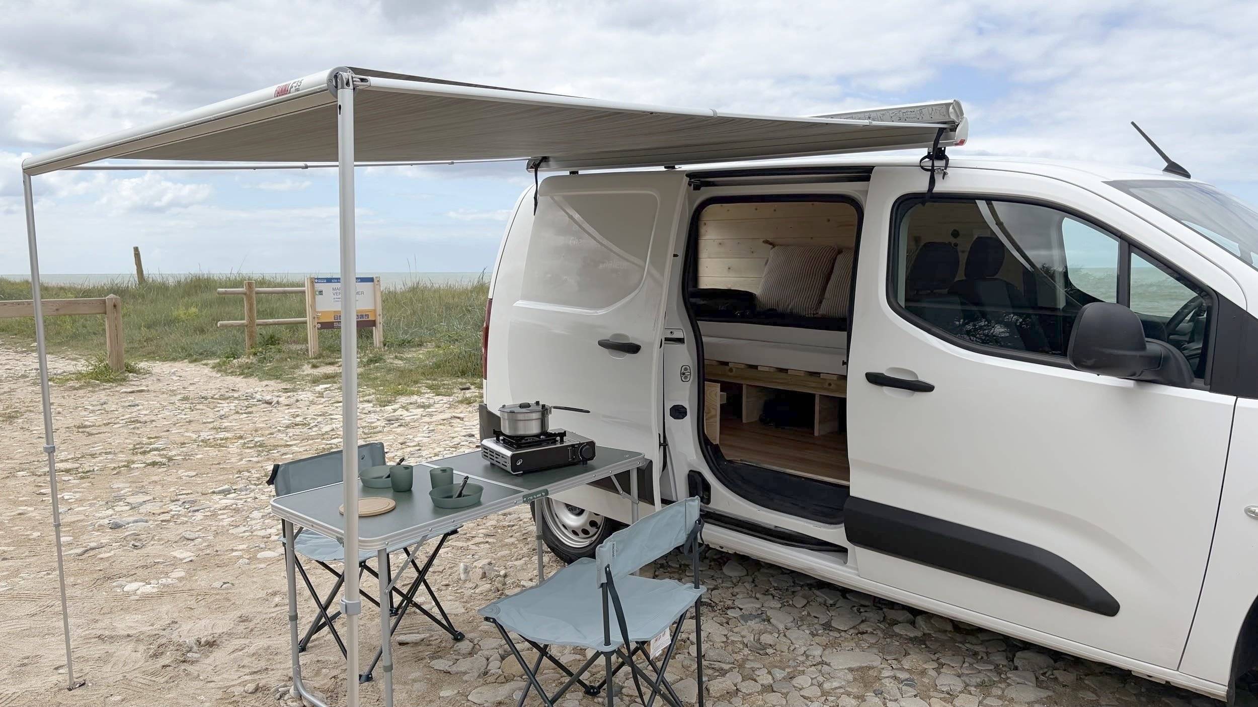 Área de jantar Citroën Berlingo - Yescapa