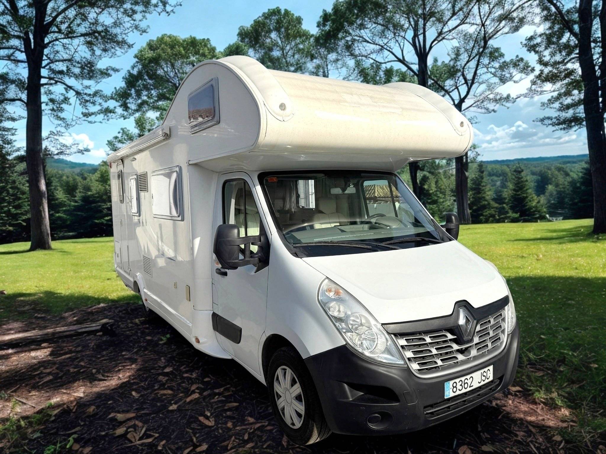 schräge Vorderansicht Renault Master 3,0 l. dCi 140 ch. - Yescapa