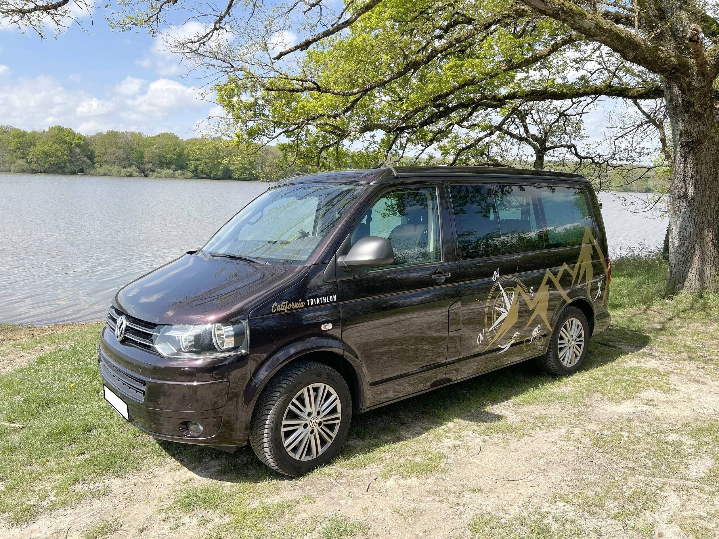 Vue avant de 3/4 Volkswagen VOLKSWAGEN CALIFORNIA - Yescapa