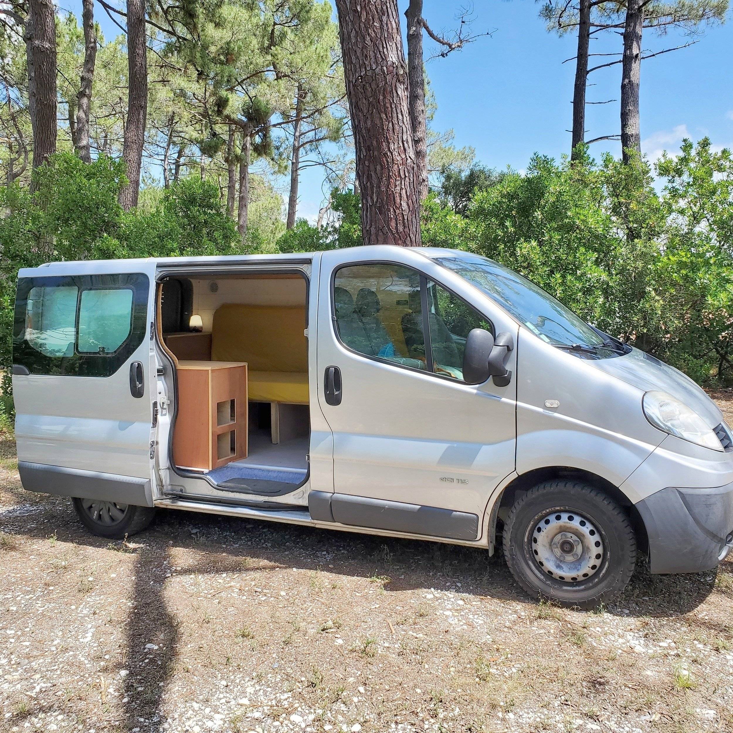 Vue avant de 3/4 Renault Renault Trafic - Yescapa