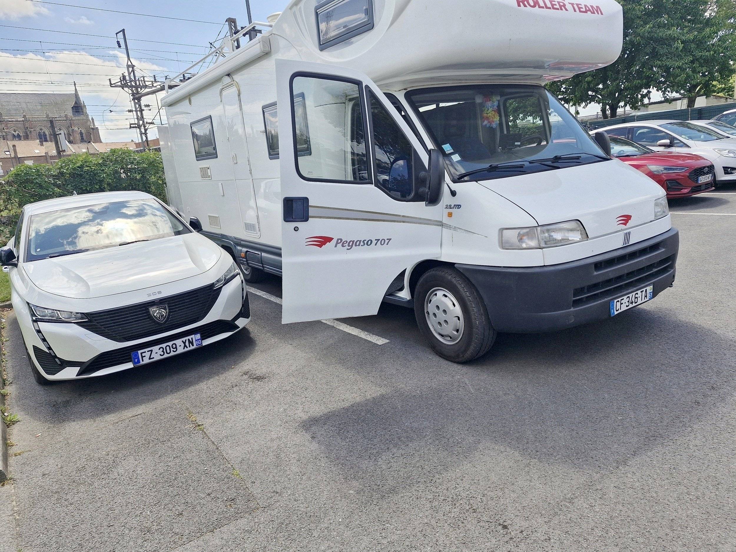 Vue avant de 3/4 Fiat - Yescapa