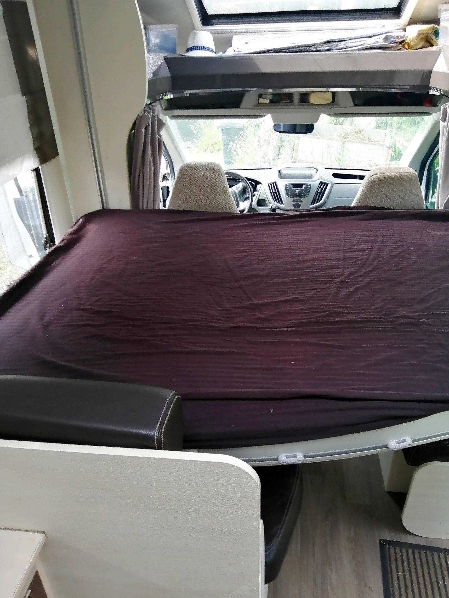 Slaapplaatsen Ford Transit 2,0 l 170 ch - Yescapa