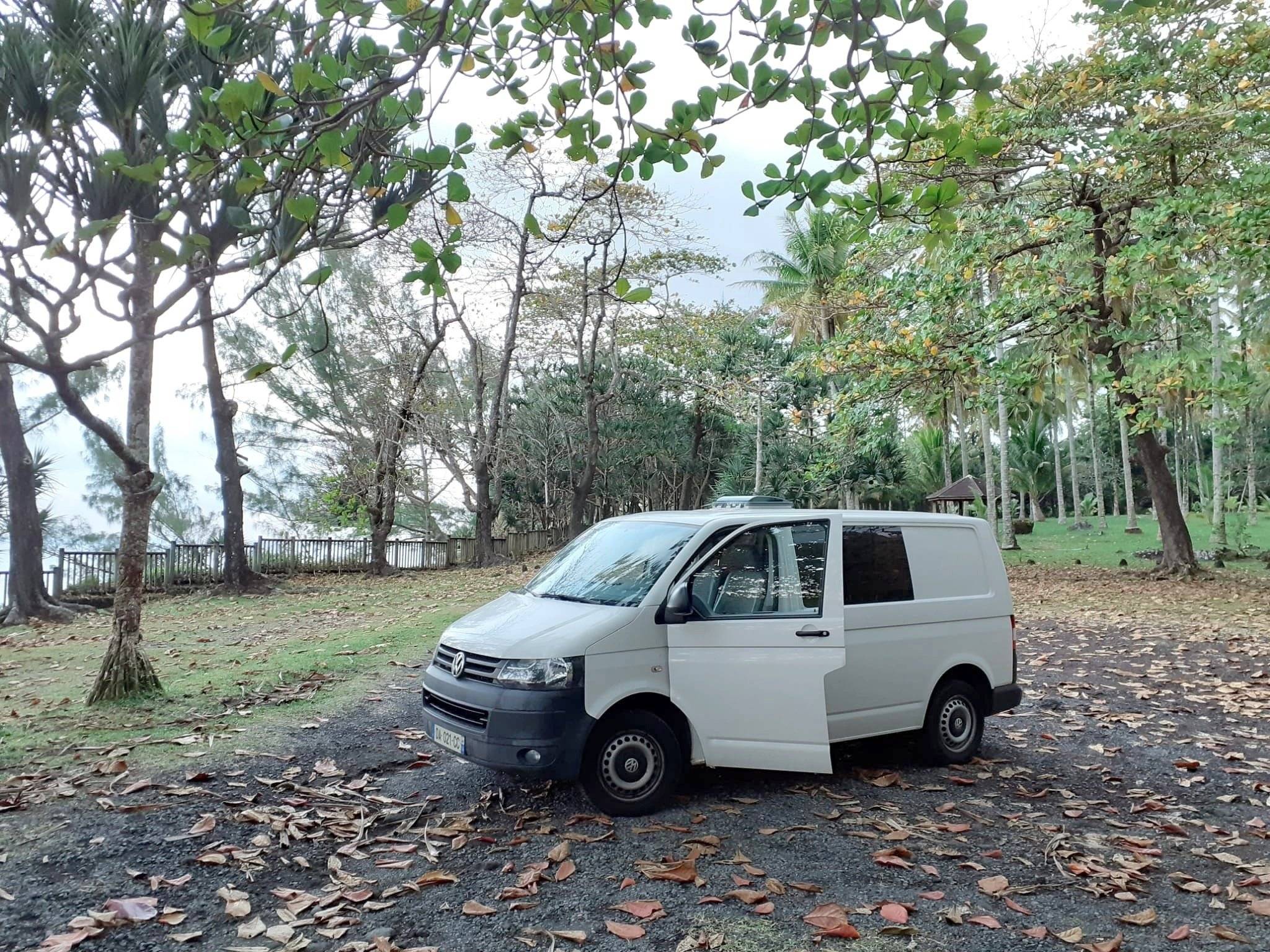 schräge Vorderansicht Volkswagen T5 2 l 140 ch - Yescapa