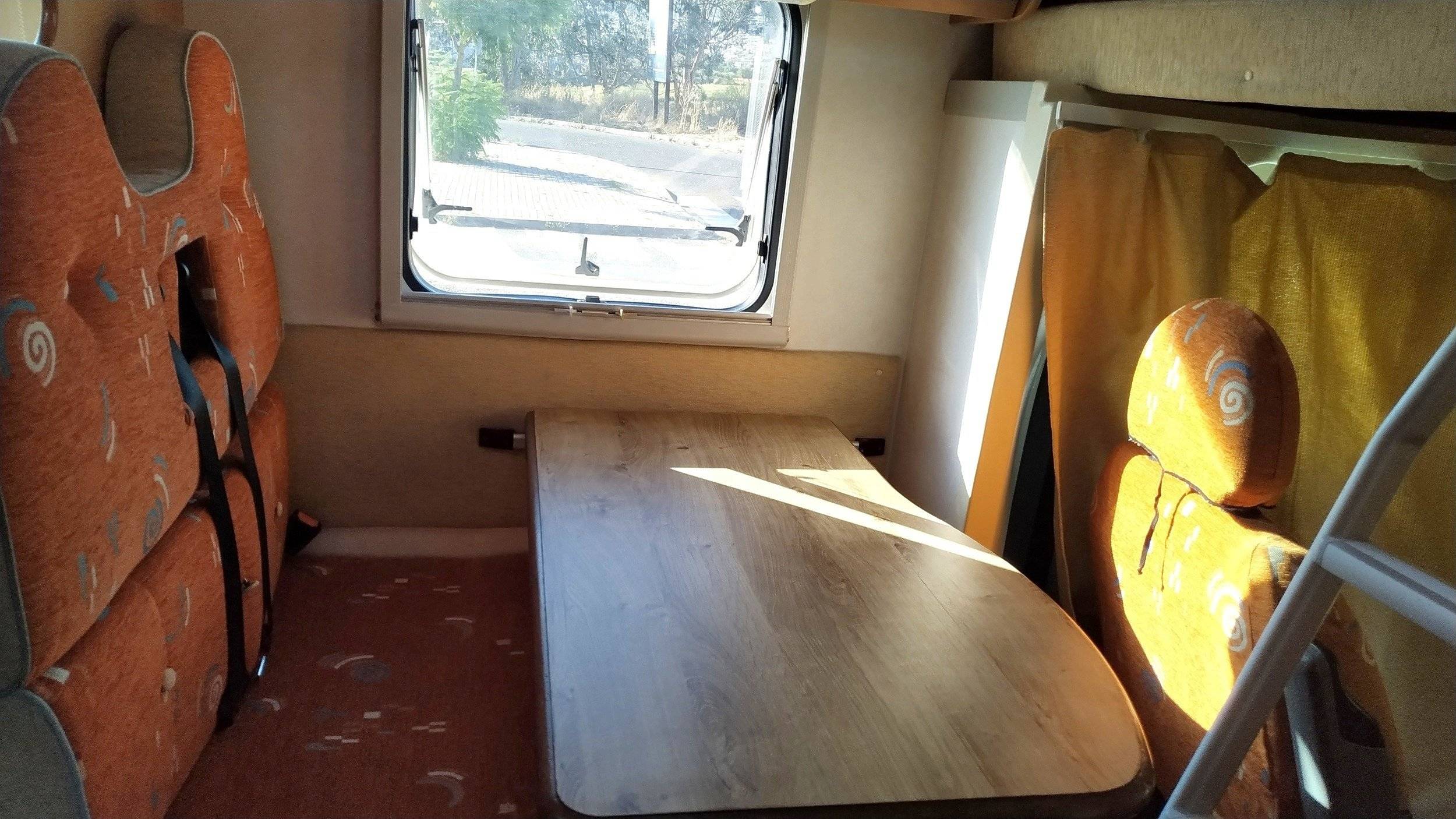 Área de jantar Ford Ford transit - Yescapa