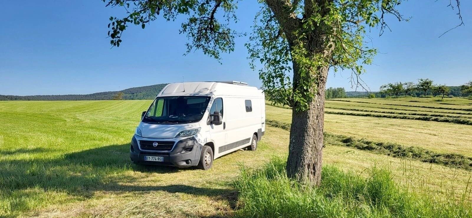 Vista de 3/4 Fiat 2,3 l 130 ch - Yescapa