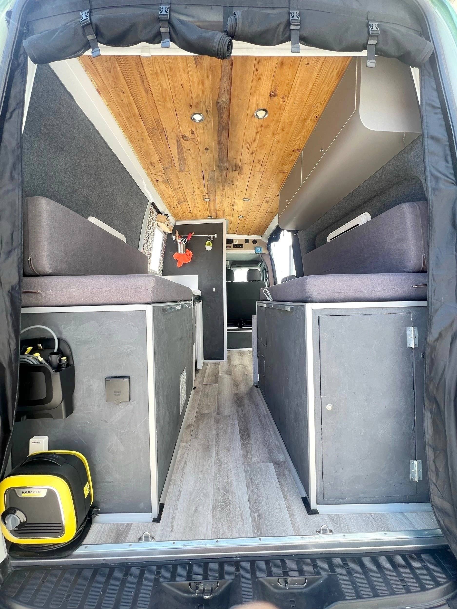 Dinette Mercedes EuroSprinter 2,15 l 163 ch - Yescapa