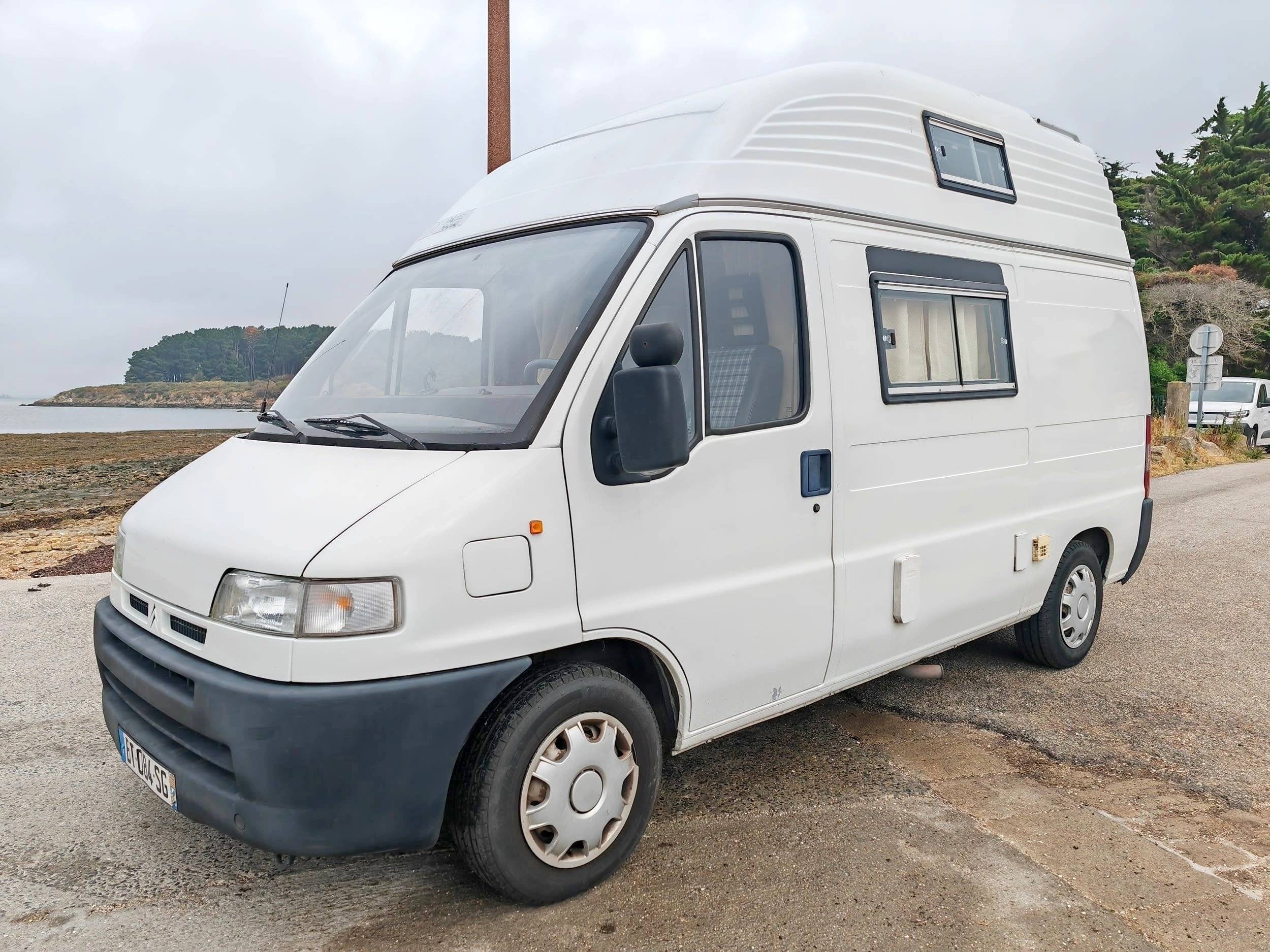 Front view from 3/4 Citroën Jumper 2,5 TD - Yescapa