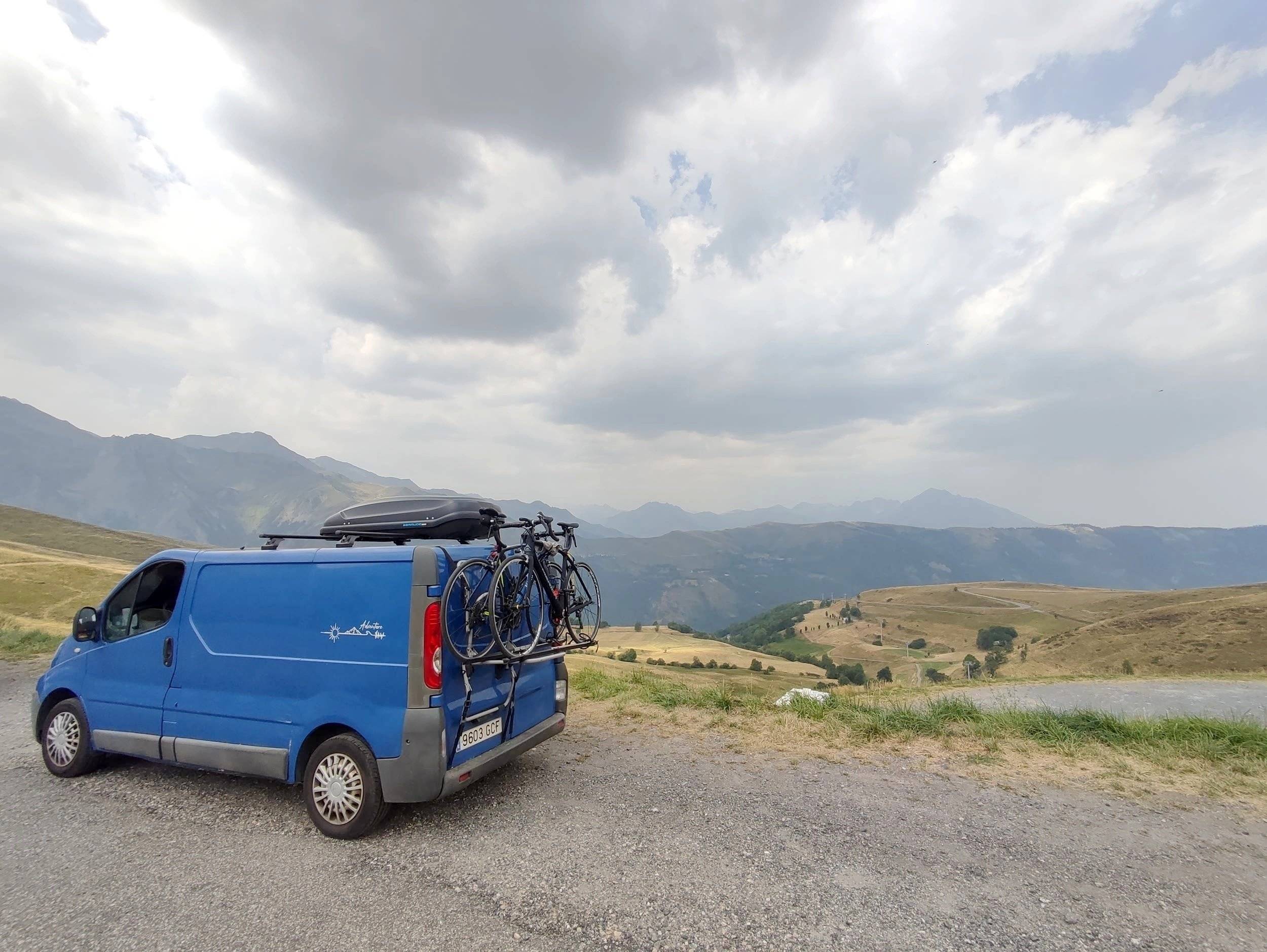 schräge Vorderansicht Renault Trafic 2,0 l dCi 115 ch. - Yescapa