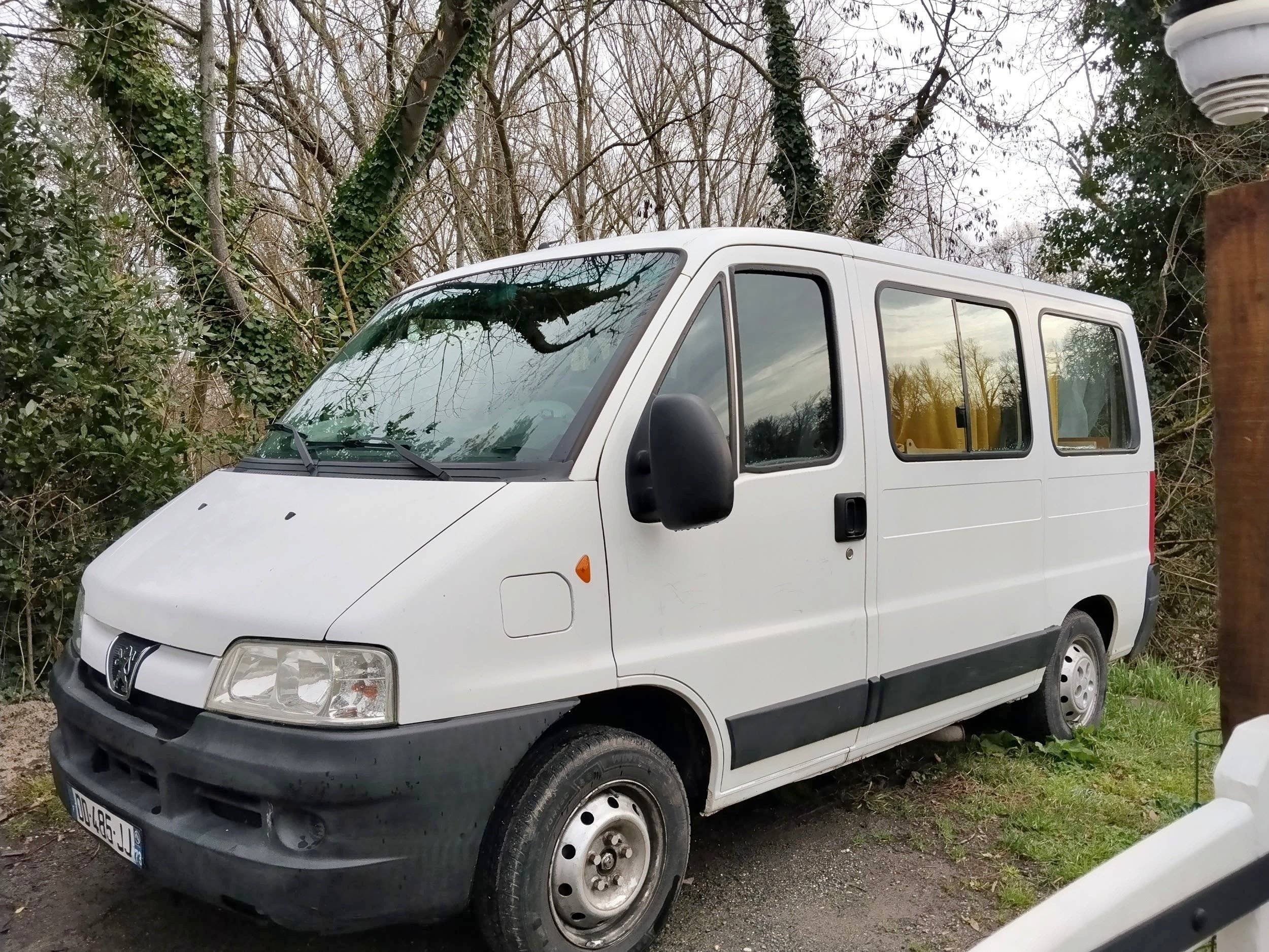 Vista del vehicle angle davanter Peugeot Boxer - Yescapa