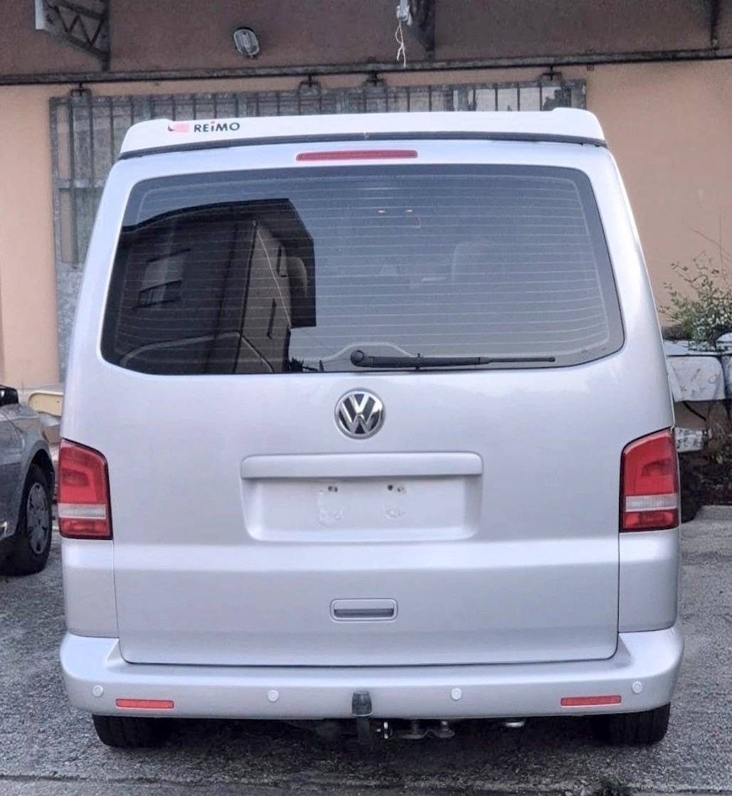 Vista posteriore Volkswagen T5 2,0 l 140 ch - Yescapa