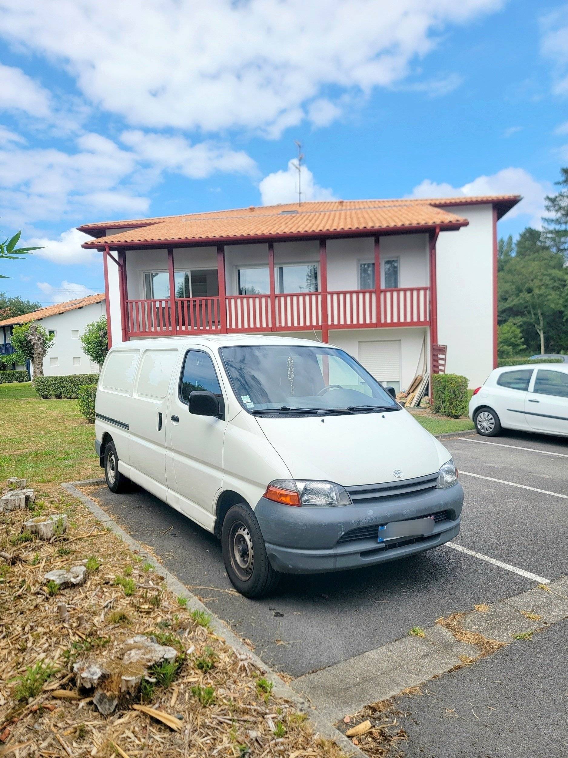 Vista de 3/4 Toyota Hiace - Yescapa
