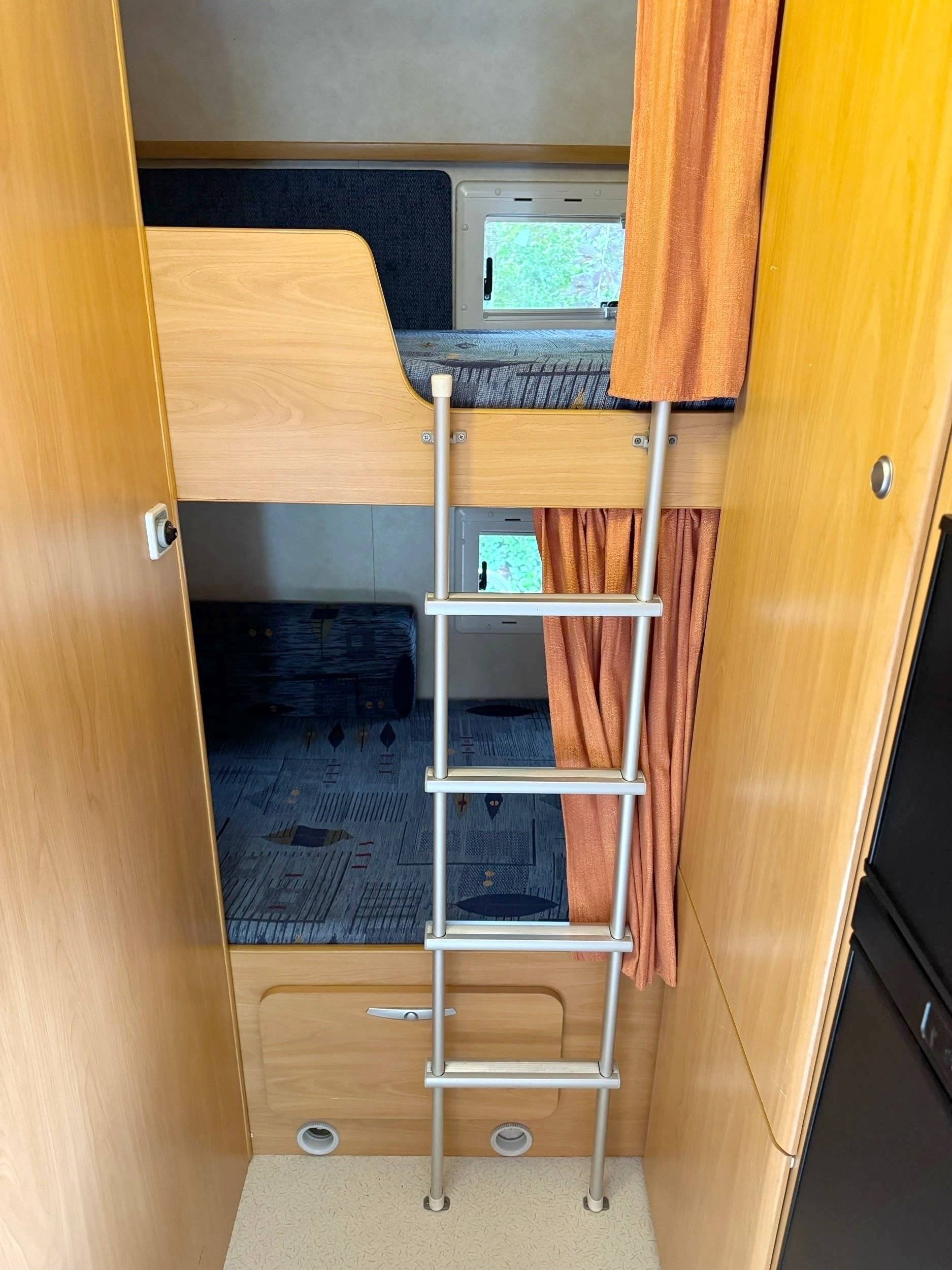 Berth Fiat Ducato 2.8 JTD - Yescapa