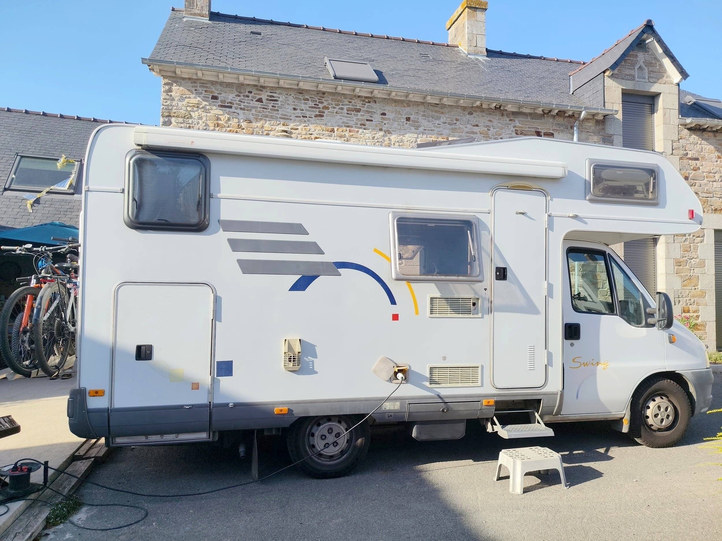 Vista del vehicle angle davanter Fiat ducato 2.8JTD - Yescapa