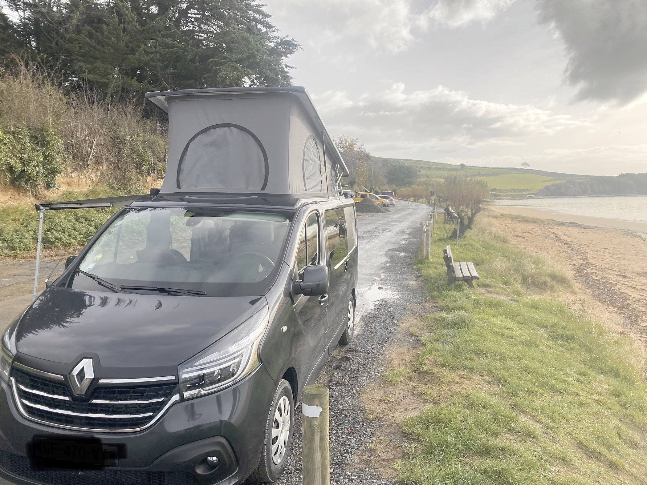 Voorkant 3/4 Renault Renault trafic - Yescapa