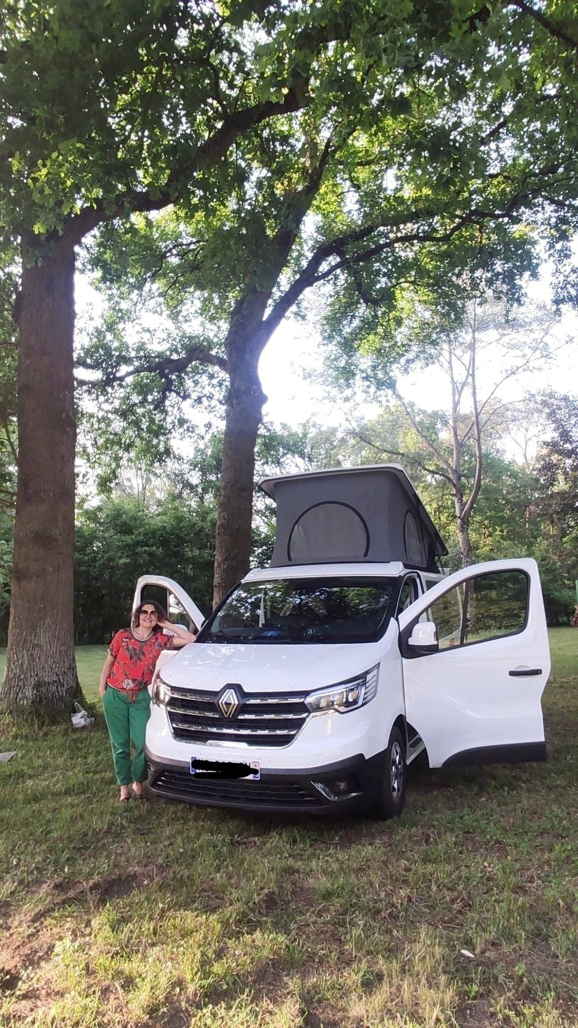 Vista del vehículo ángulo delantero Renault Trafic - Yescapa