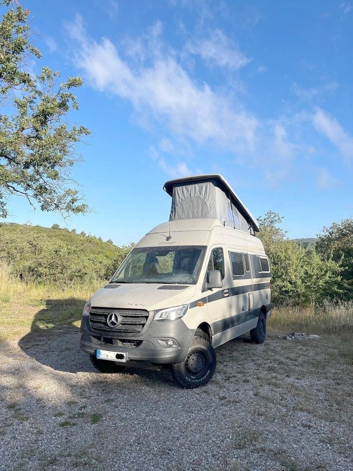 Vista de 3/4 Mercedes Sprinter 4x4 316 CDI 2,2 l 163 ch - Yescapa