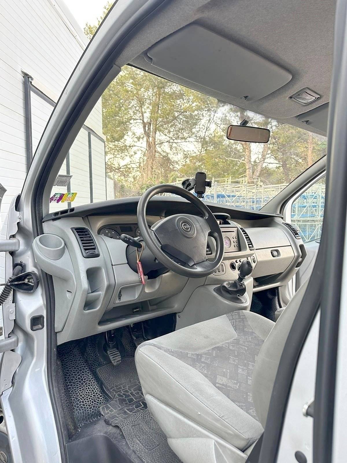 Driver's compartment Opel Opel - Yescapa