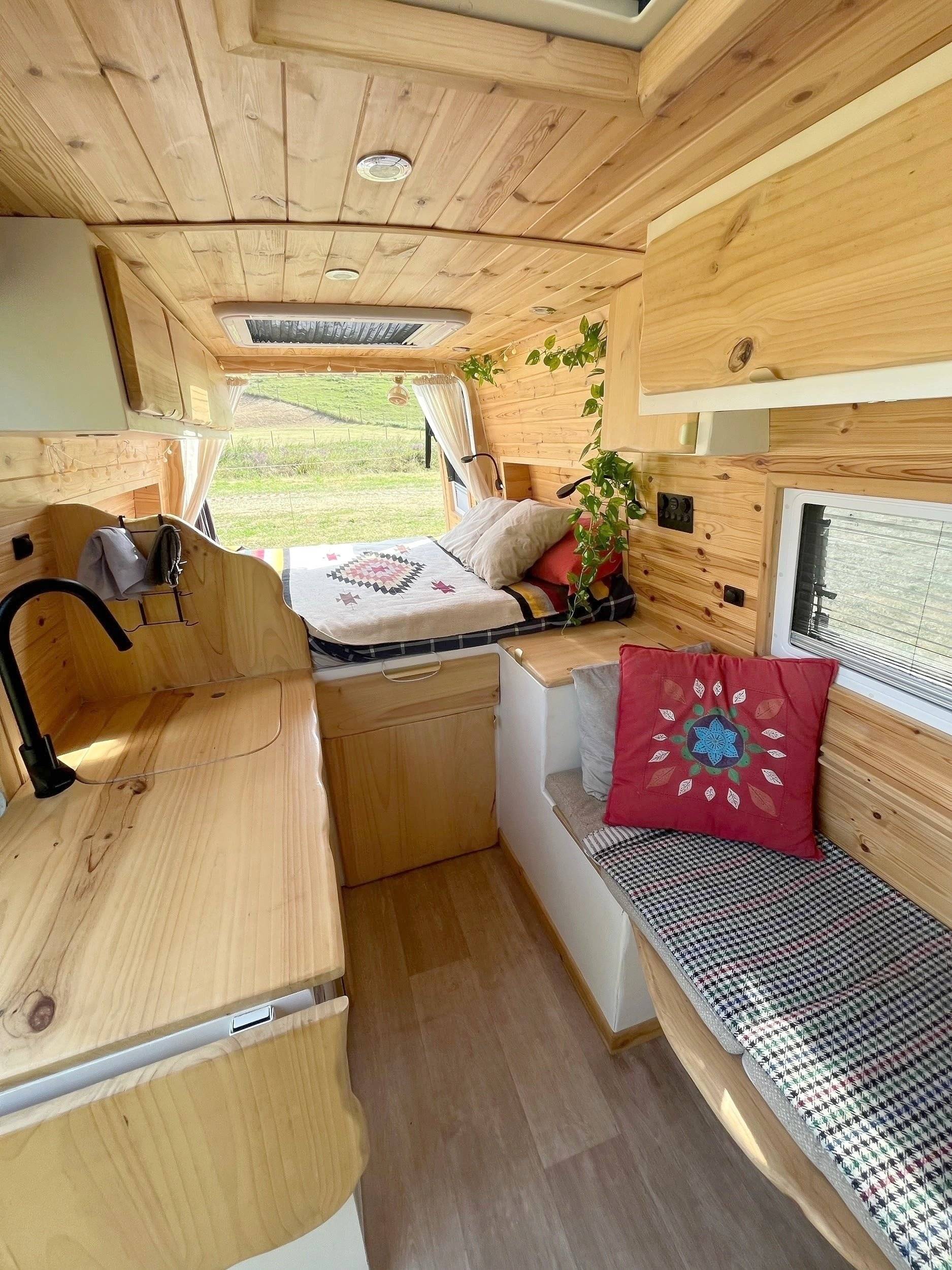 Dining Area Mercedes SPRINTER 316 CDI - Yescapa