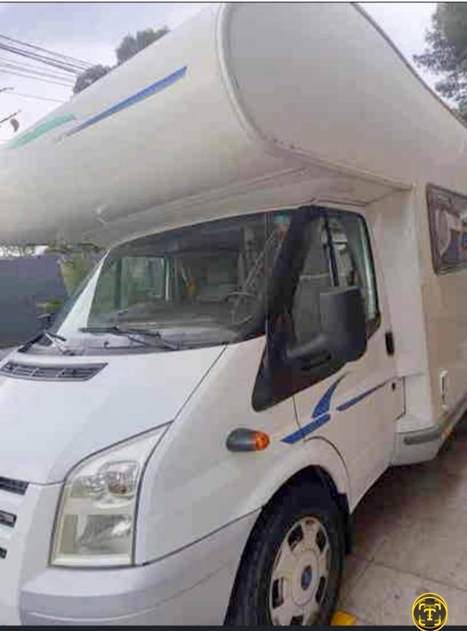 Front view from 3/4 Ford Transit 2,2 l 125 ch - Yescapa