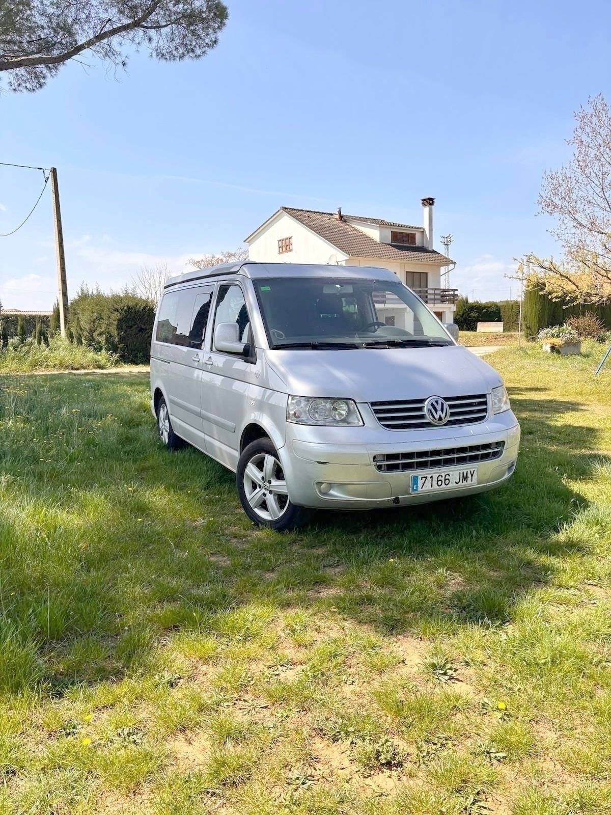 Vista posteriore Volkswagen T5 2,5 l 130 ch - Yescapa
