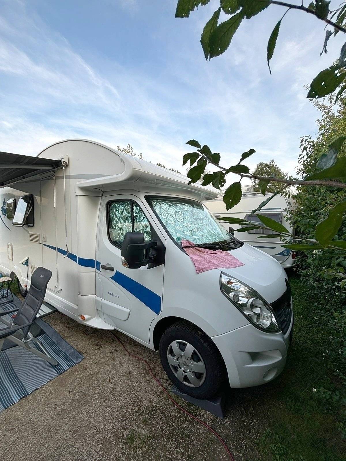 Vue avant de 3/4 Renault Renault master - Yescapa