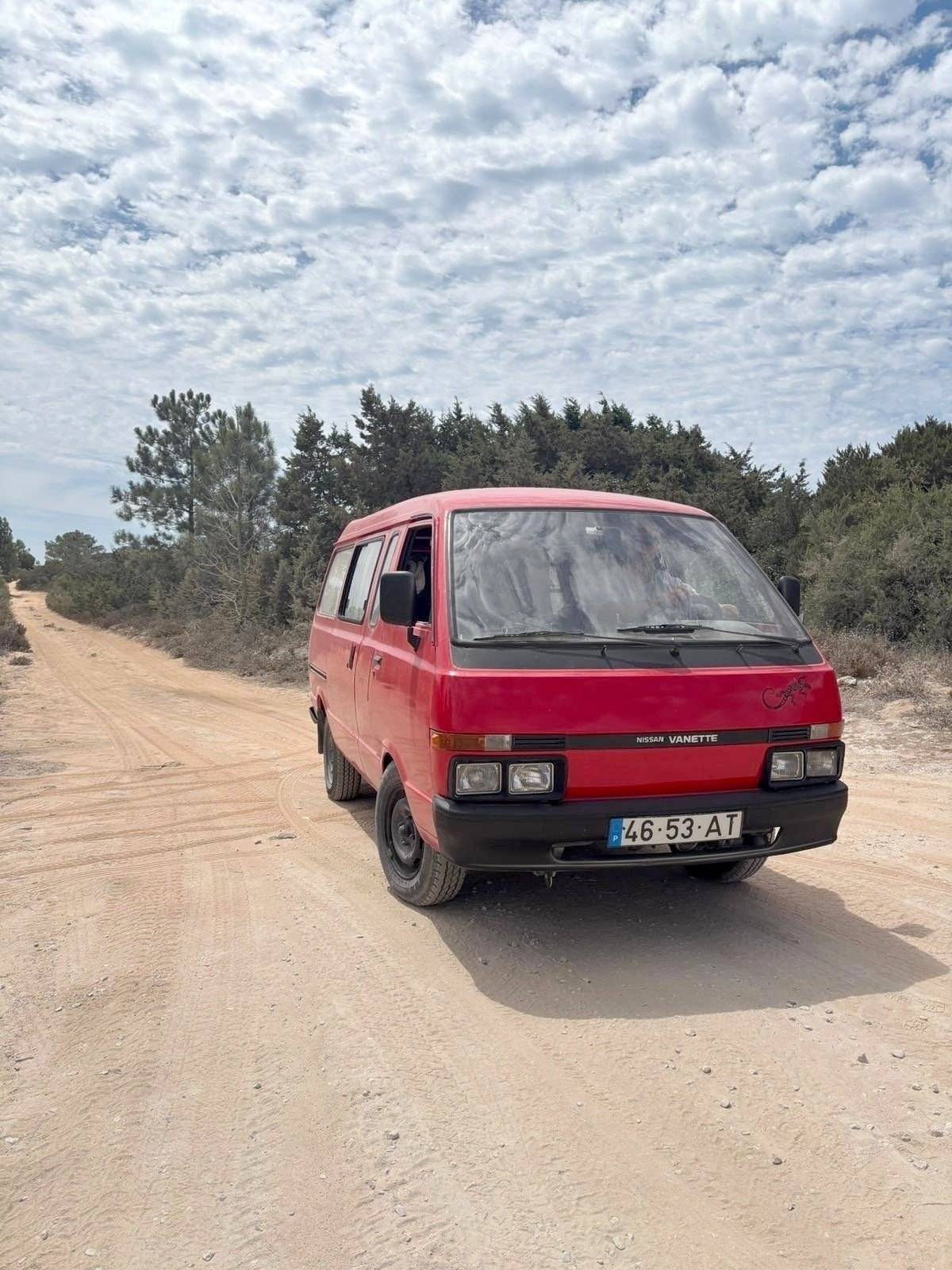Vista del vehicle angle davanter Nissan Vanette - Yescapa