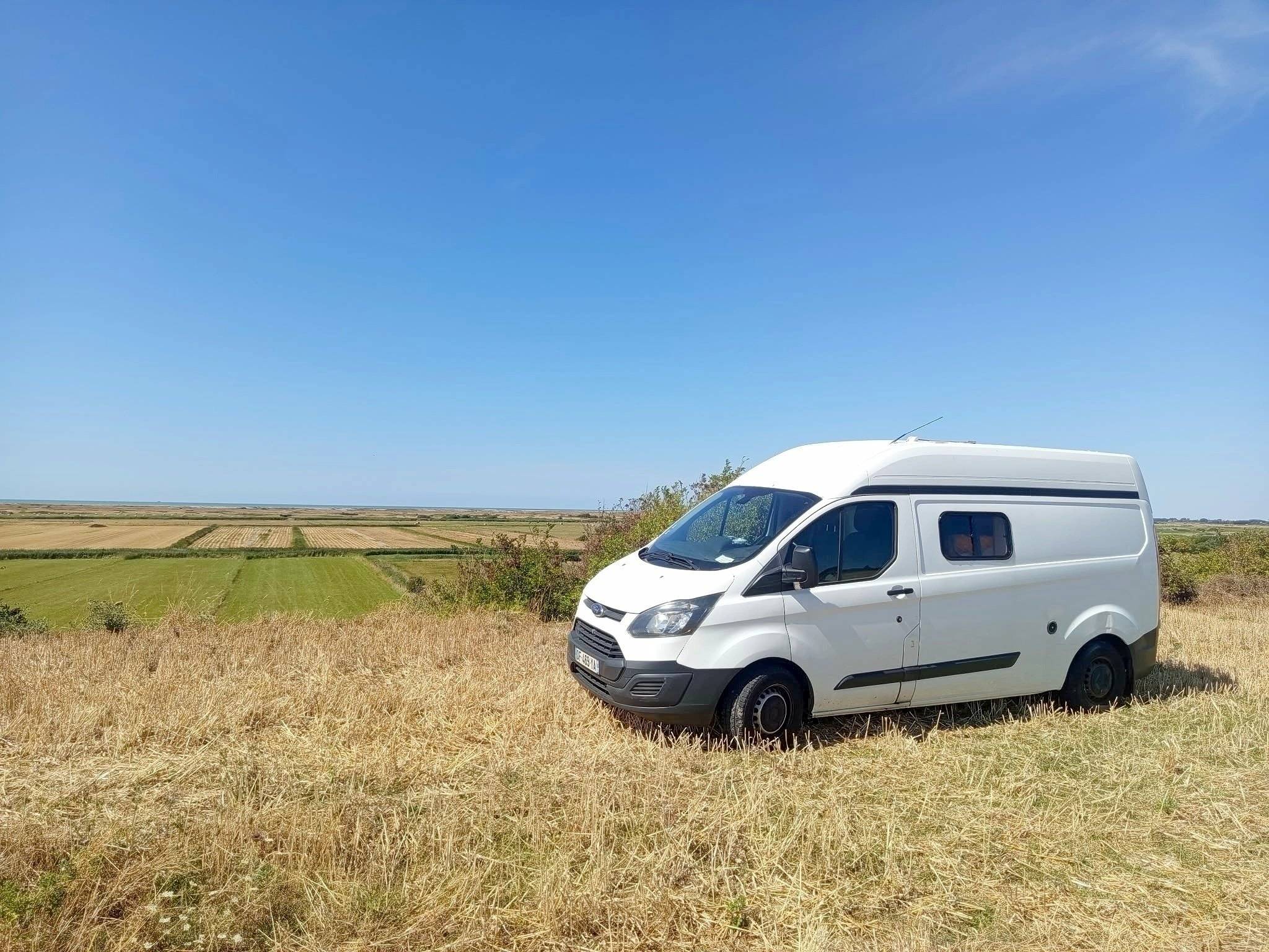 Vista frontale a ¾ Ford Transit Custom - Yescapa