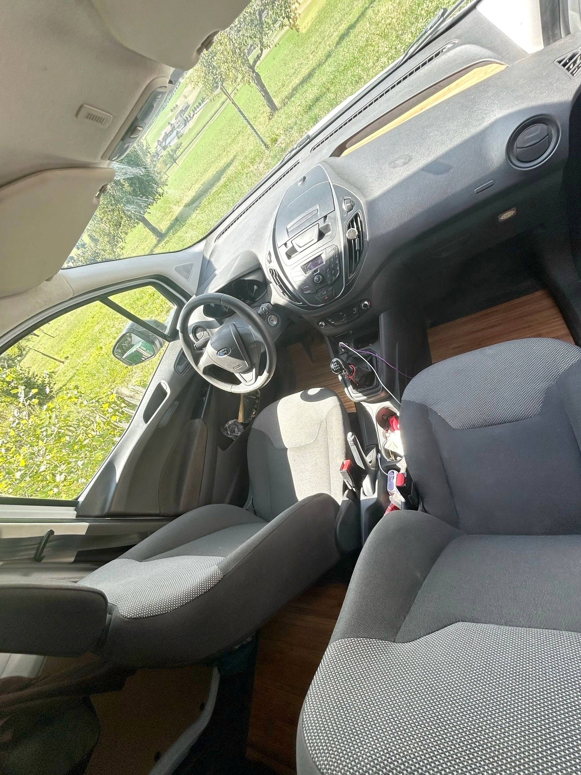 Driver's compartment Ford Transit connect - Yescapa