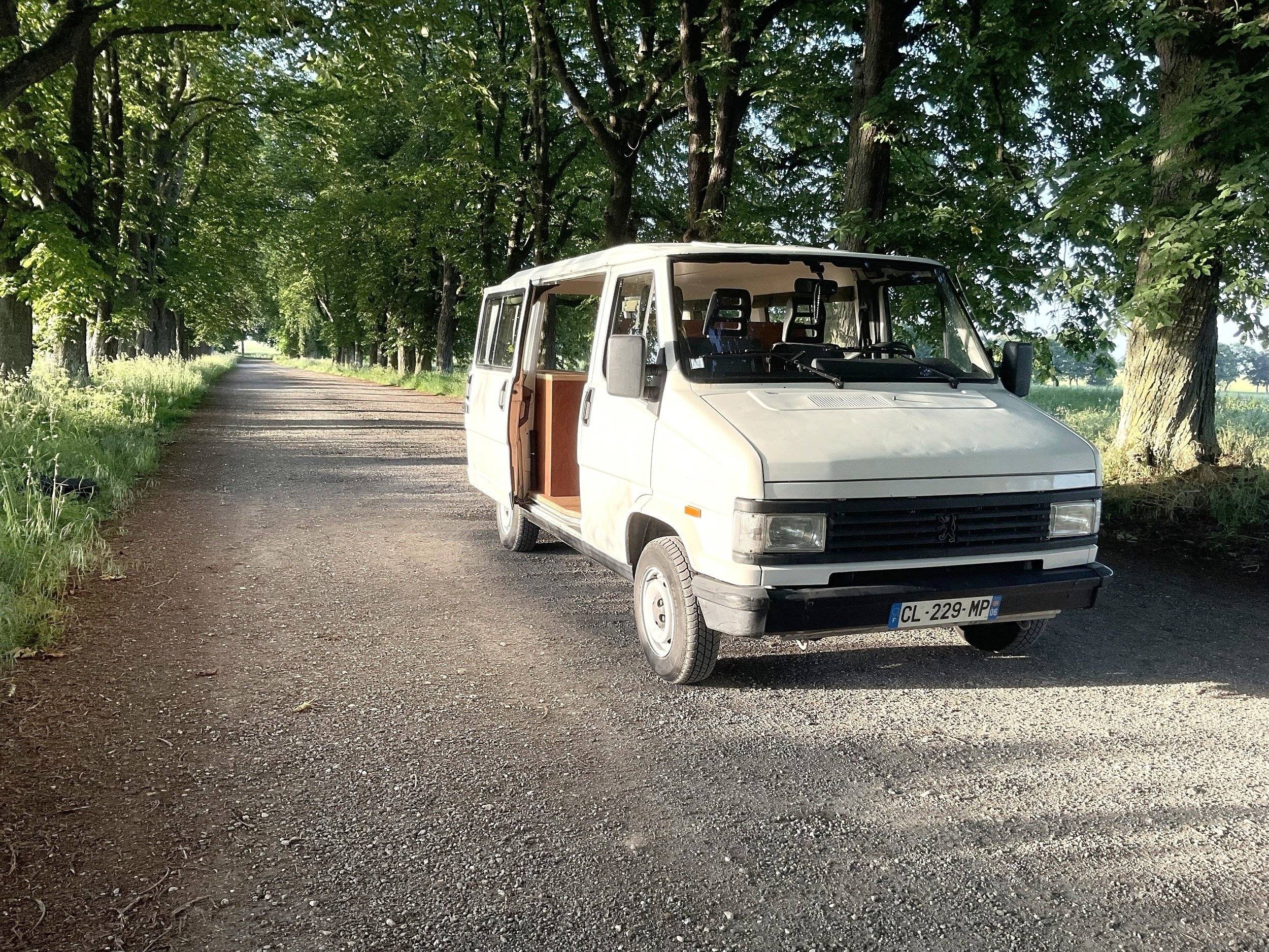 Vista de 3/4 Peugeot J5 - Yescapa