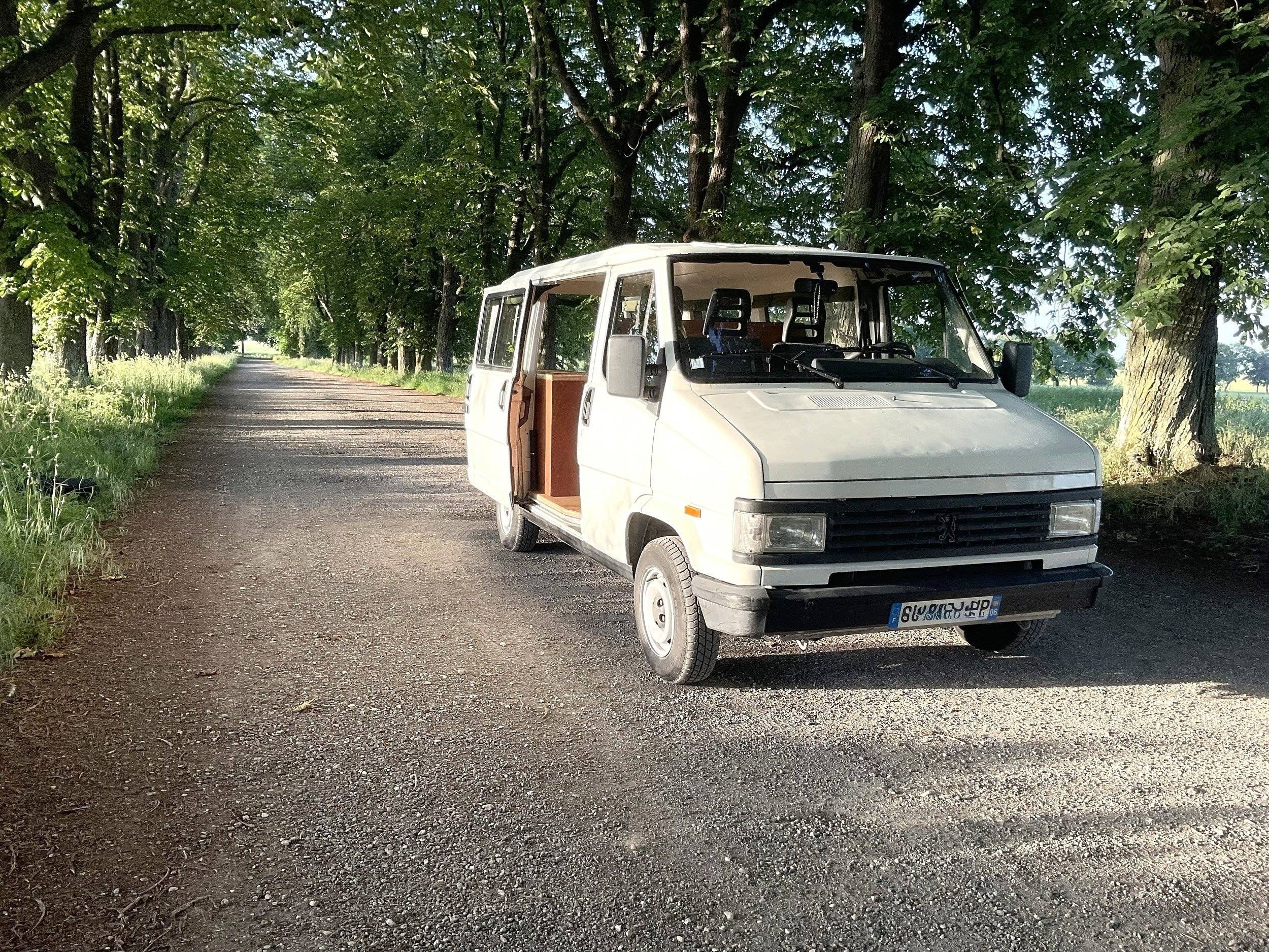 Voorkant 3/4 Peugeot J5 - Yescapa