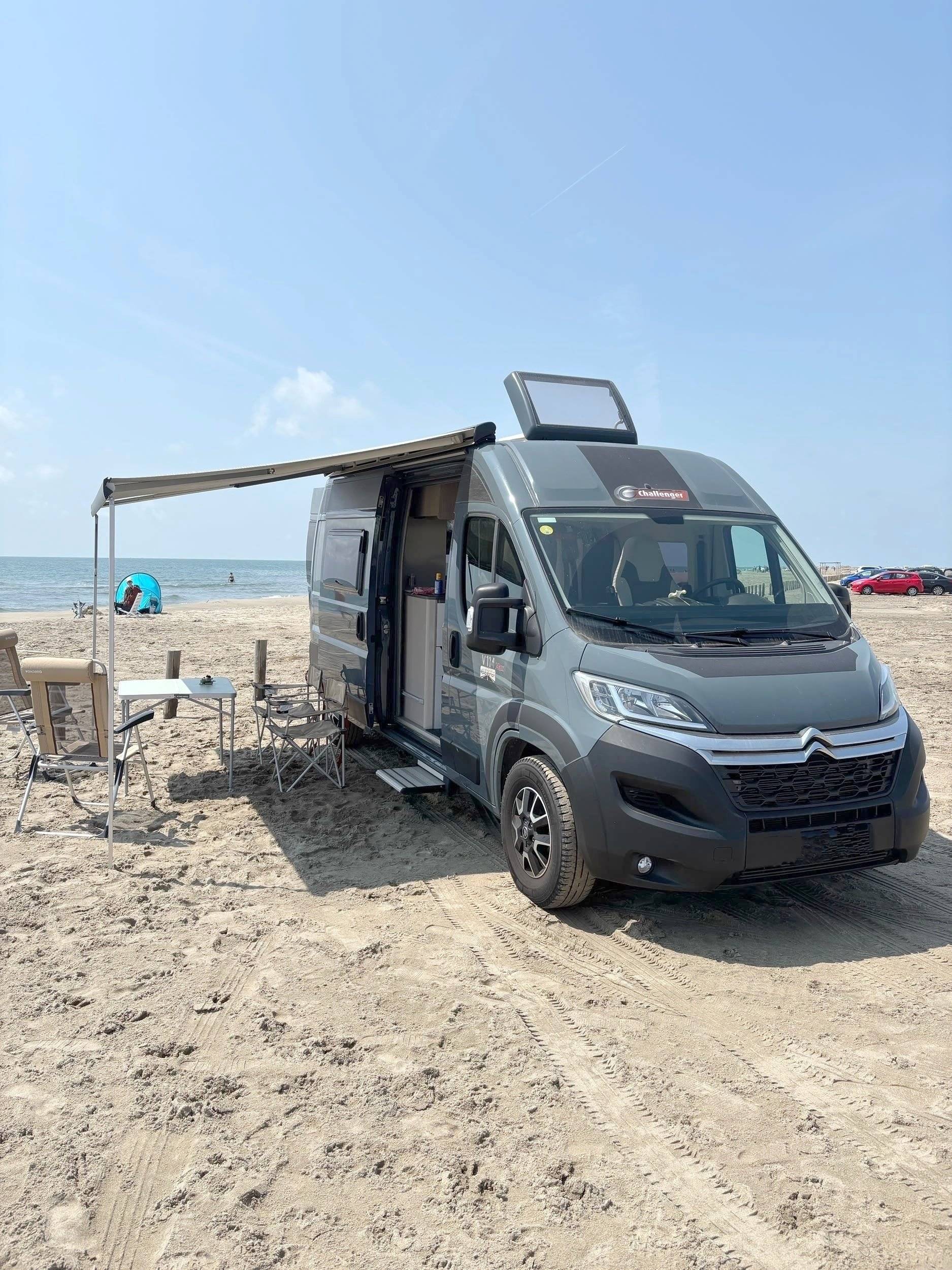 Vista del vehículo ángulo delantero Citroën Jumper 2,2 HDi 140 - Yescapa