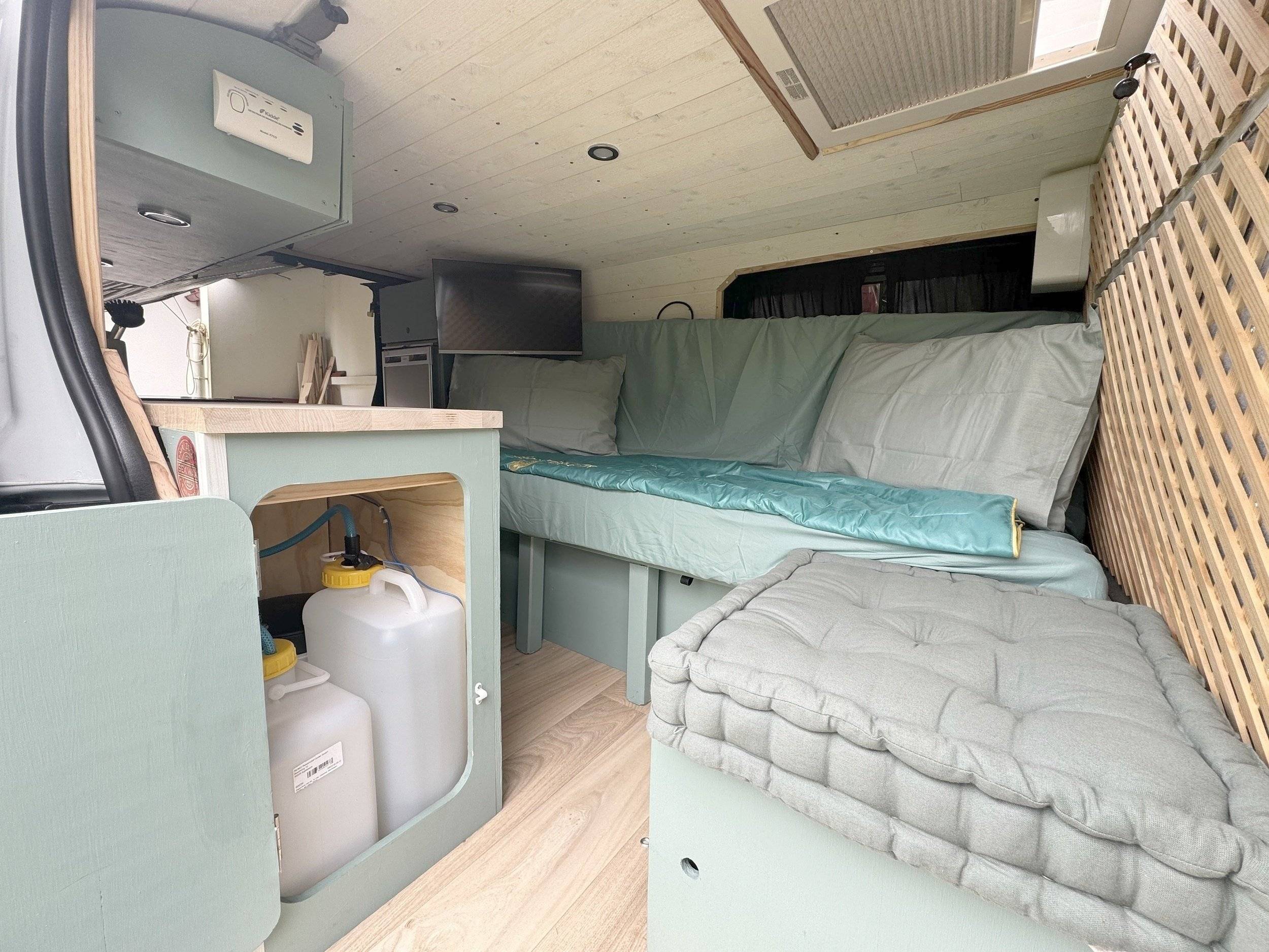 Dining Area Renault Trafic 1,6 l dci 125 ch - Yescapa