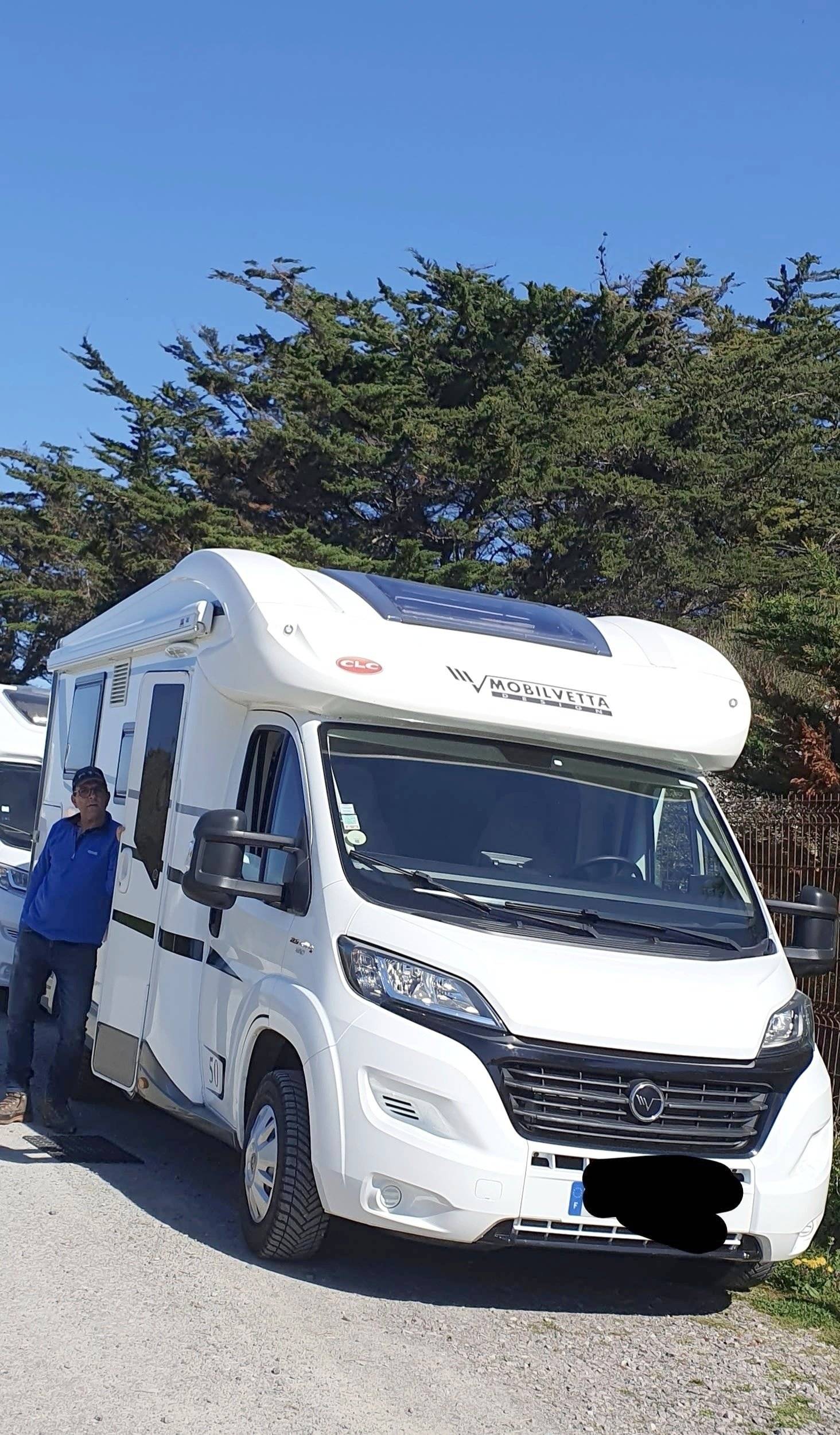 Vista frontale a ¾ Fiat 2,3 l 130 ch - Yescapa
