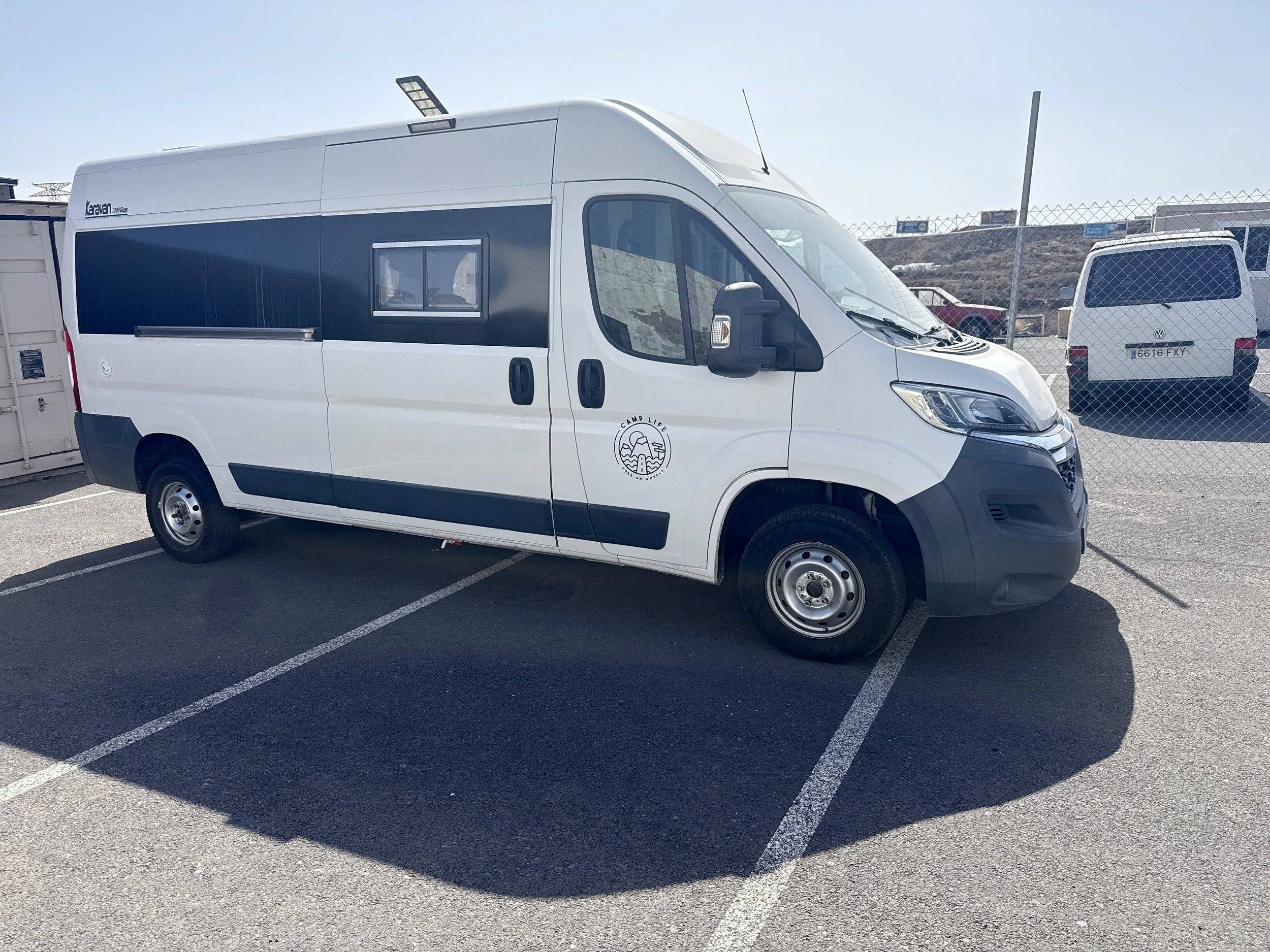 Front view from 3/4 Peugeot Boxer 2,2 l hdi 130 ch - Yescapa