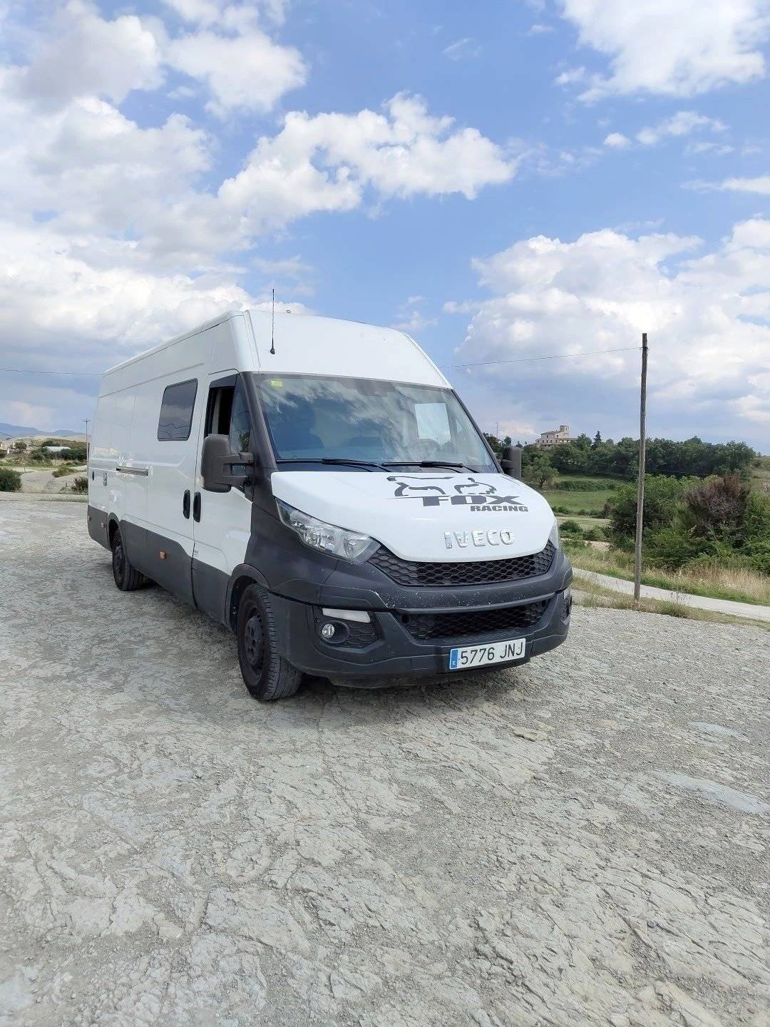Vista del vehicle angle davanter Iveco Daily 2,3 l 146 ch - Yescapa
